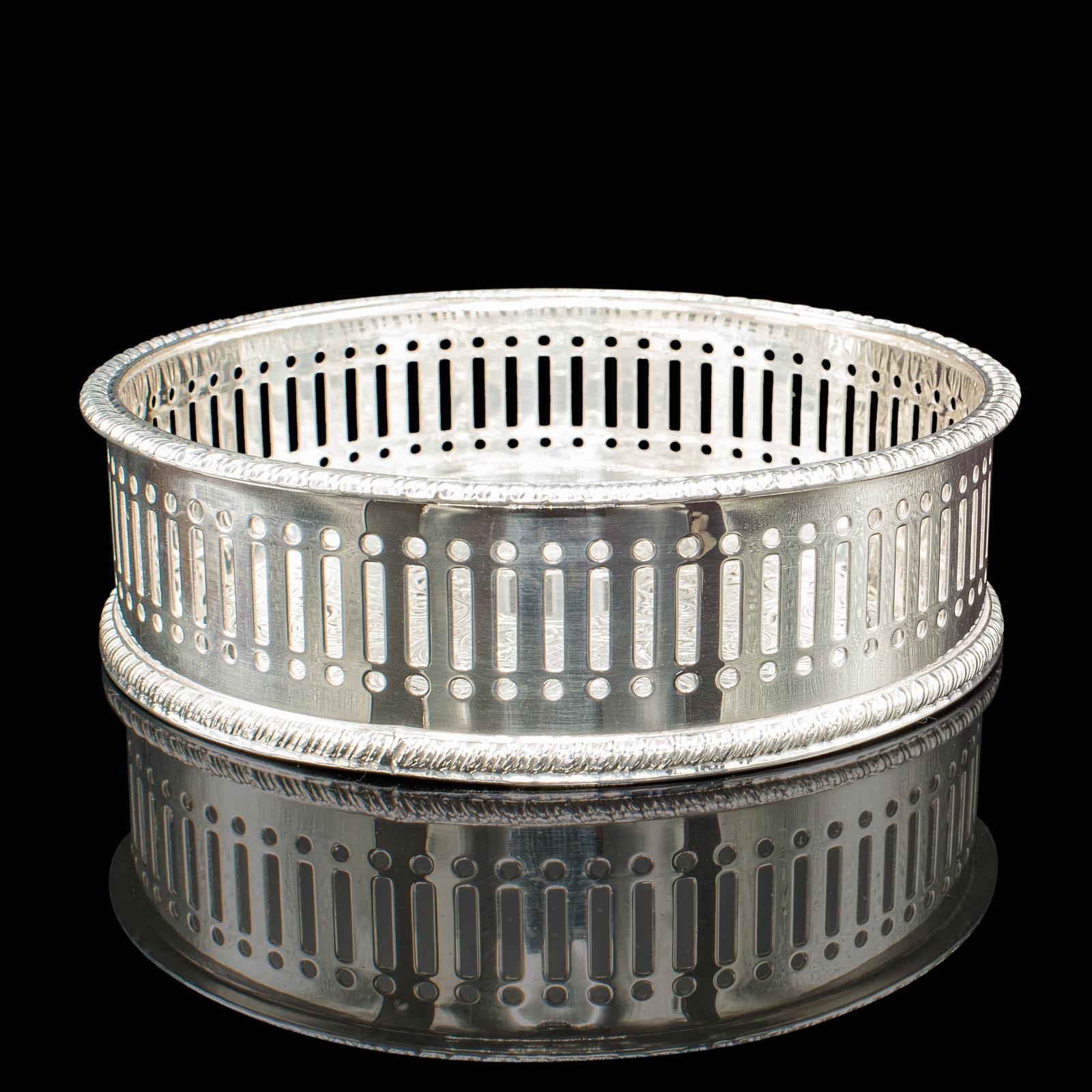Britannique Vintage Wine Bottle Coaster, English, Silver Plated, Champagne Rest, Circa 1930 en vente