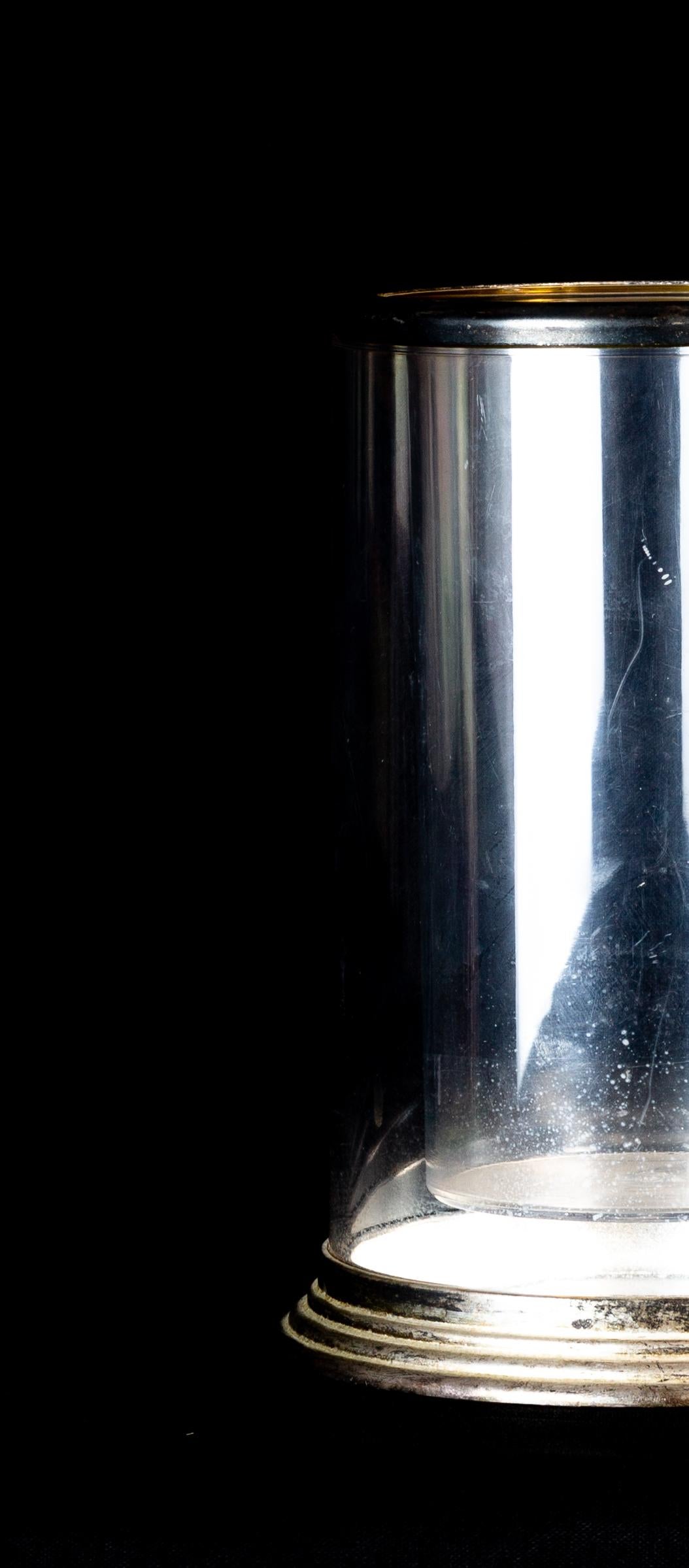 Der Weinkühler ist ein sehr schönes Dekorationsobjekt, das in den 1970er Jahren entstand. Entwurf von E.P. ZINC ITALY wie unter der Basis gemeldet.

Ein eleganter Weinkühler aus Kunststoff aus der Jahrhundertmitte, perfekt für Ihr