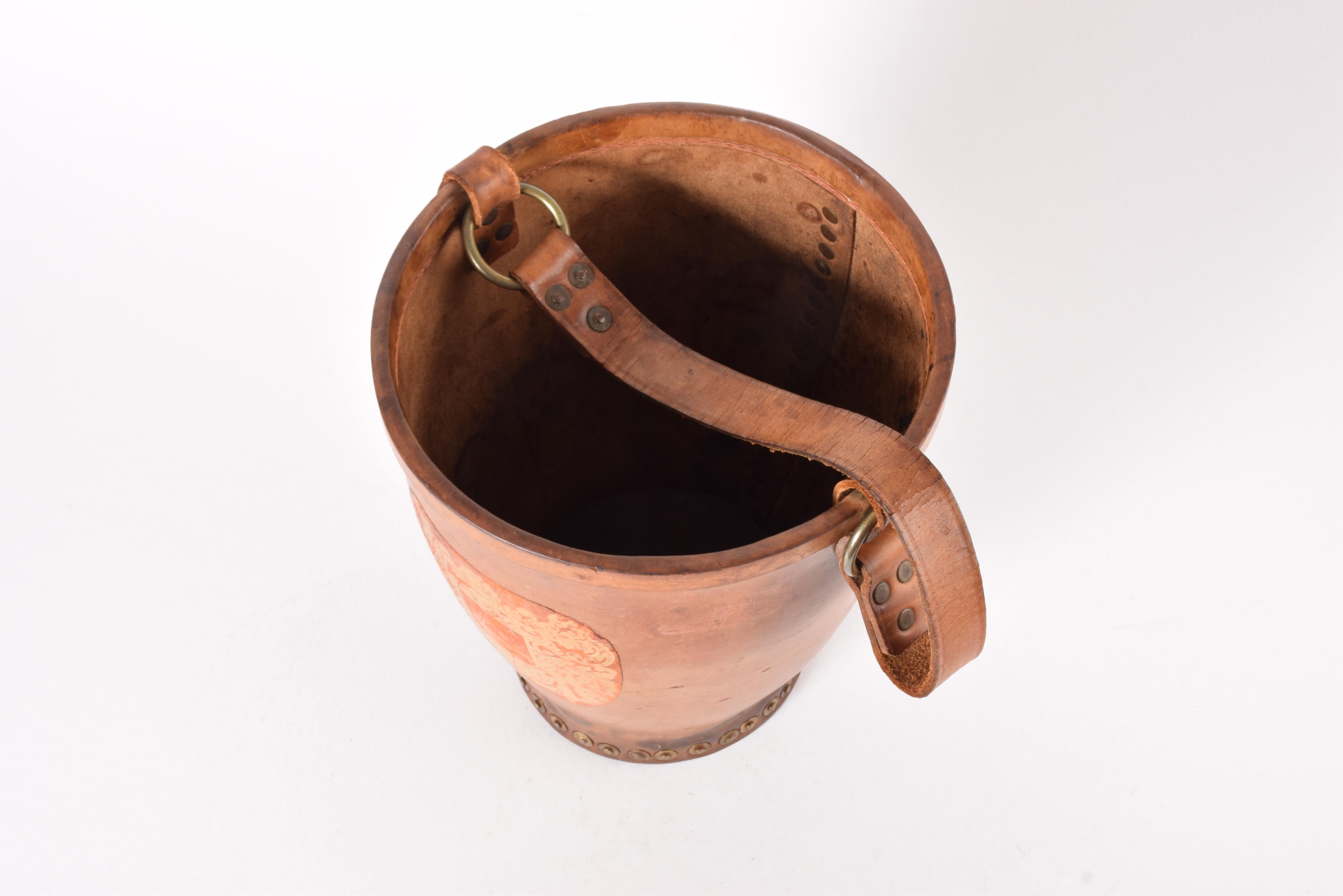 Cubitera vintage para vino Cubitera de cuero y remaches de latón, Inglaterra Años 20 en venta 2