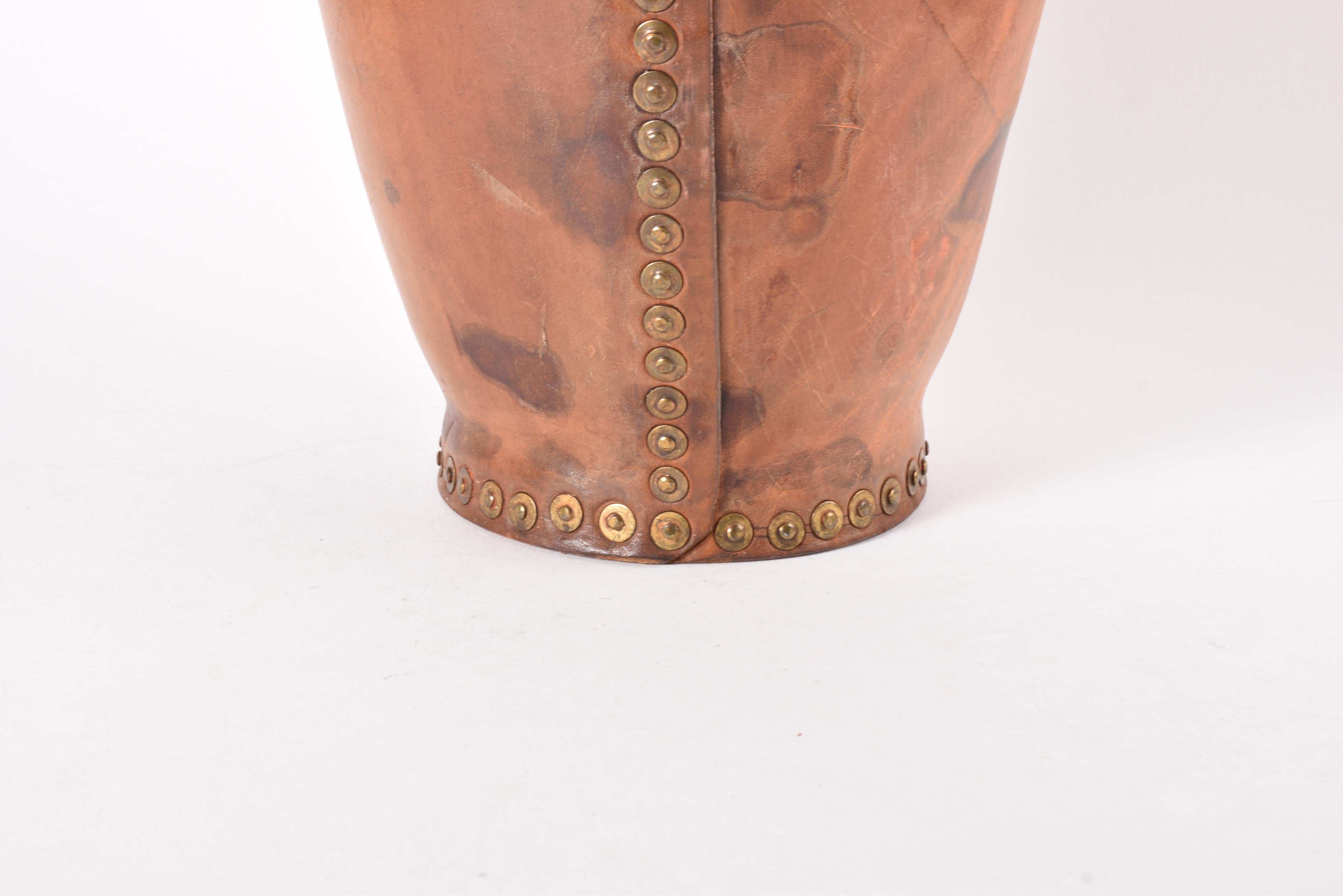 Cubitera vintage para vino Cubitera de cuero y remaches de latón, Inglaterra Años 20 en venta 3