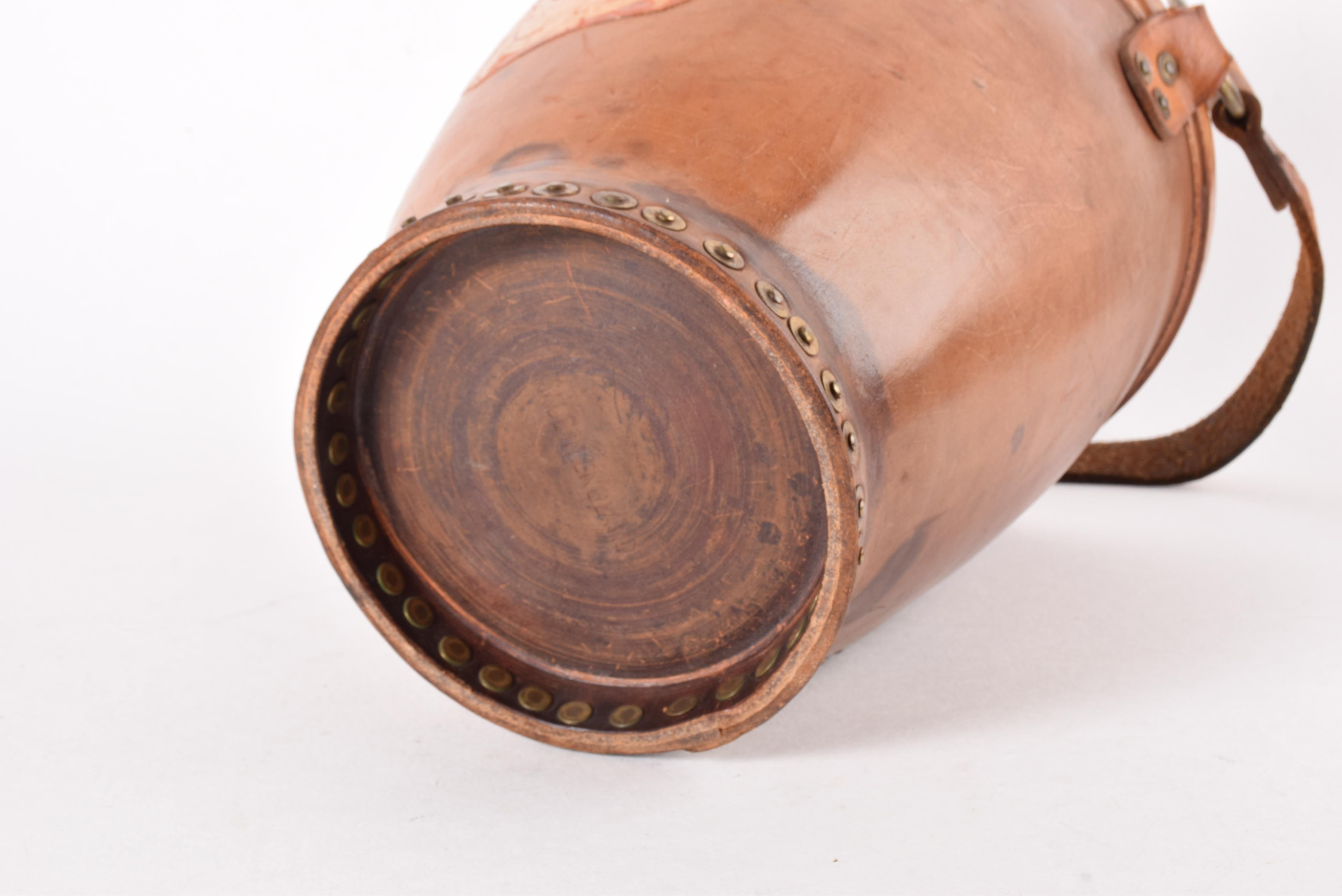 Cubitera vintage para vino Cubitera de cuero y remaches de latón, Inglaterra Años 20 en venta 6
