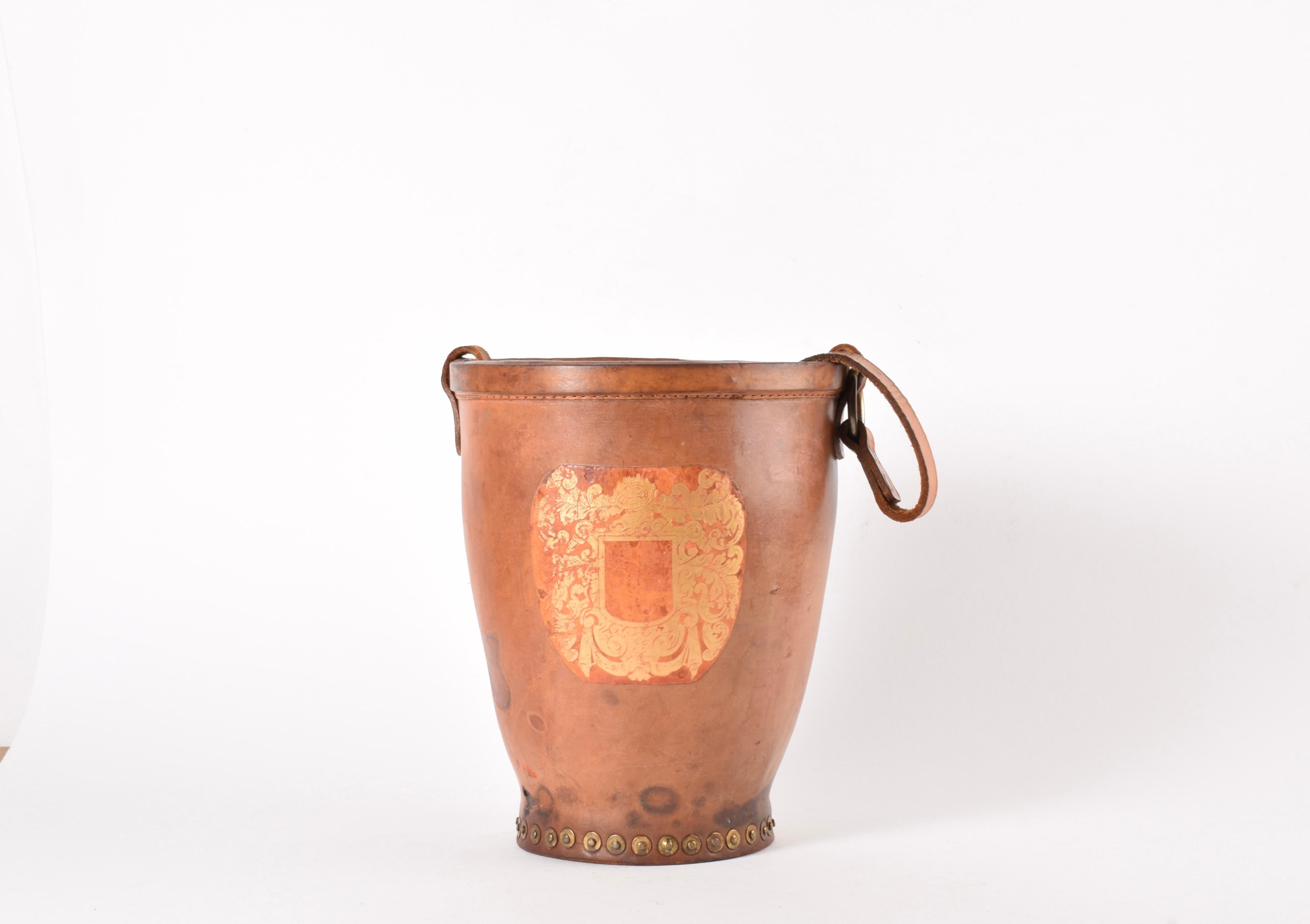 Cubitera vintage para vino Cubitera de cuero y remaches de latón, Inglaterra Años 20 Artes y manualidades en venta