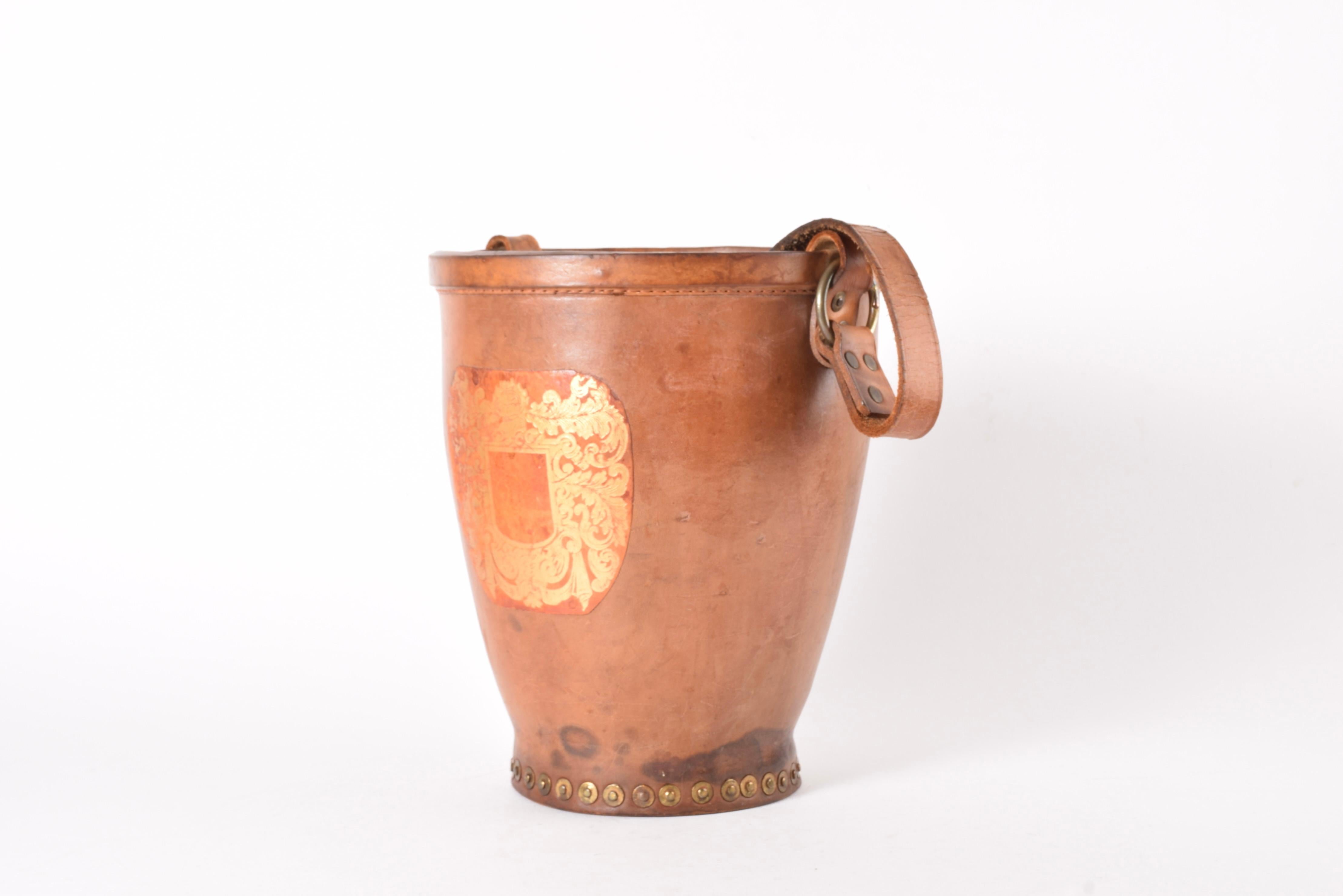 Cubitera vintage para vino Cubitera de cuero y remaches de latón, Inglaterra Años 20 Inglés en venta
