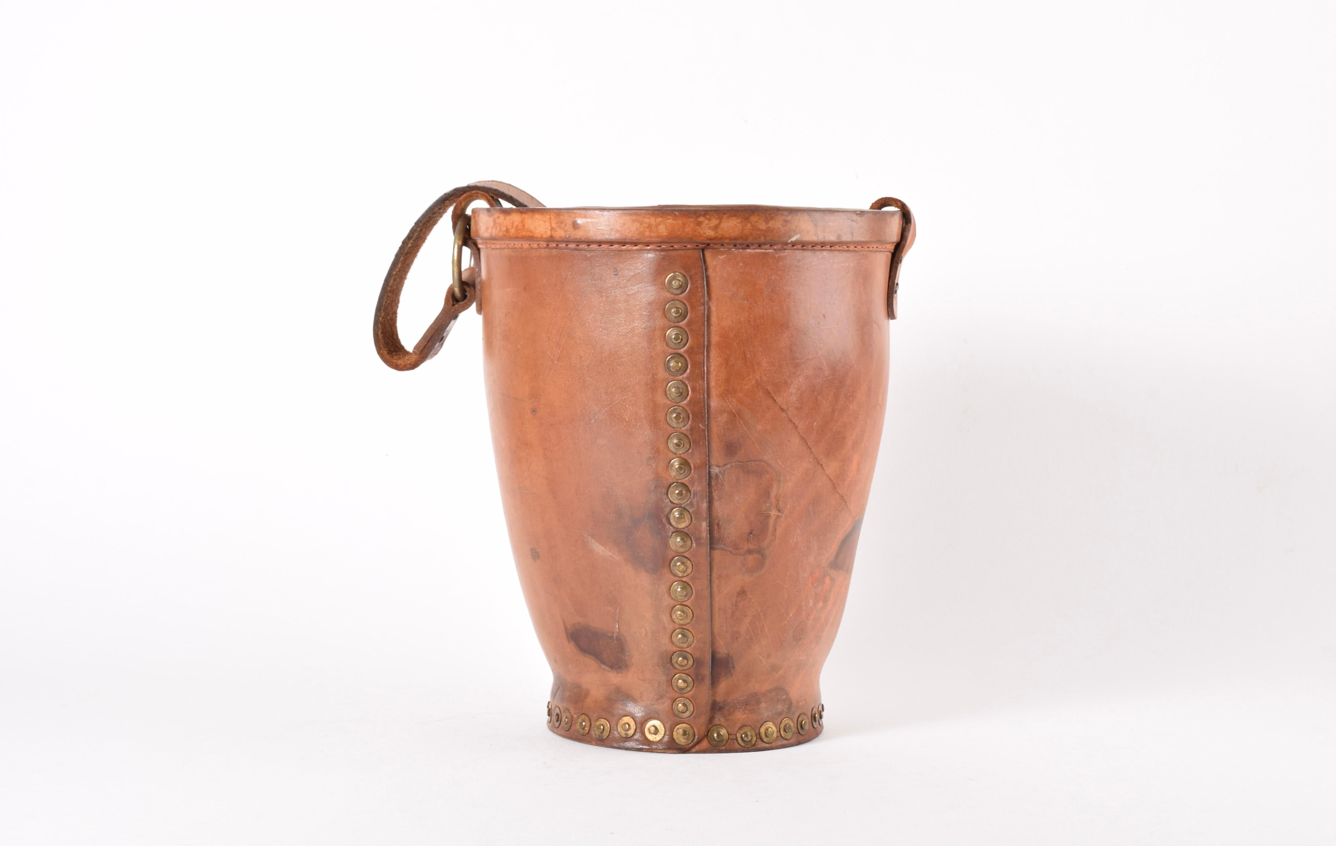 Cubitera vintage para vino Cubitera de cuero y remaches de latón, Inglaterra Años 20 Hecho a mano en venta
