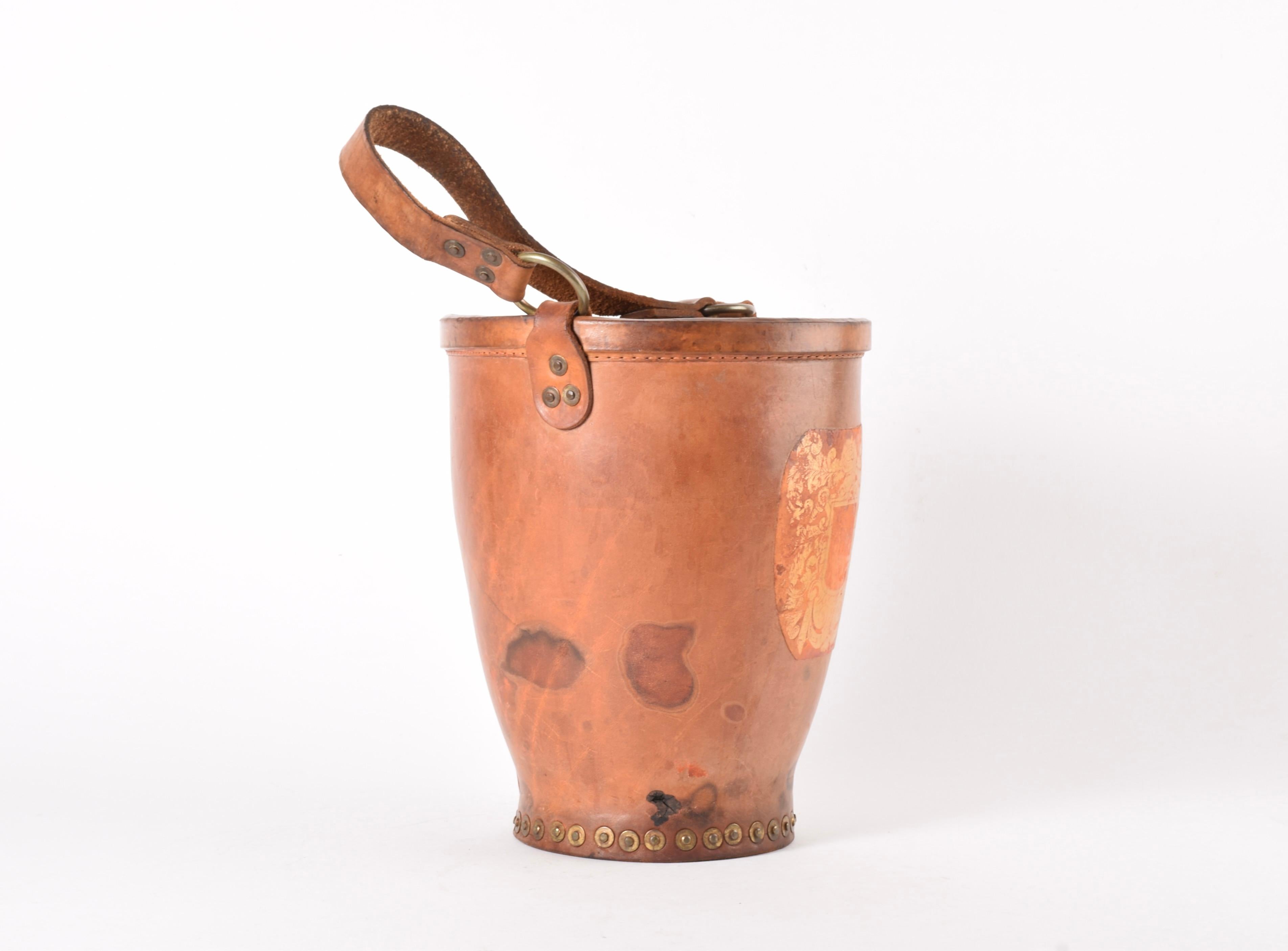 Cubitera vintage para vino Cubitera de cuero y remaches de latón, Inglaterra Años 20 en Bastante bueno estado para la venta en Silkeborg, Silkeborg