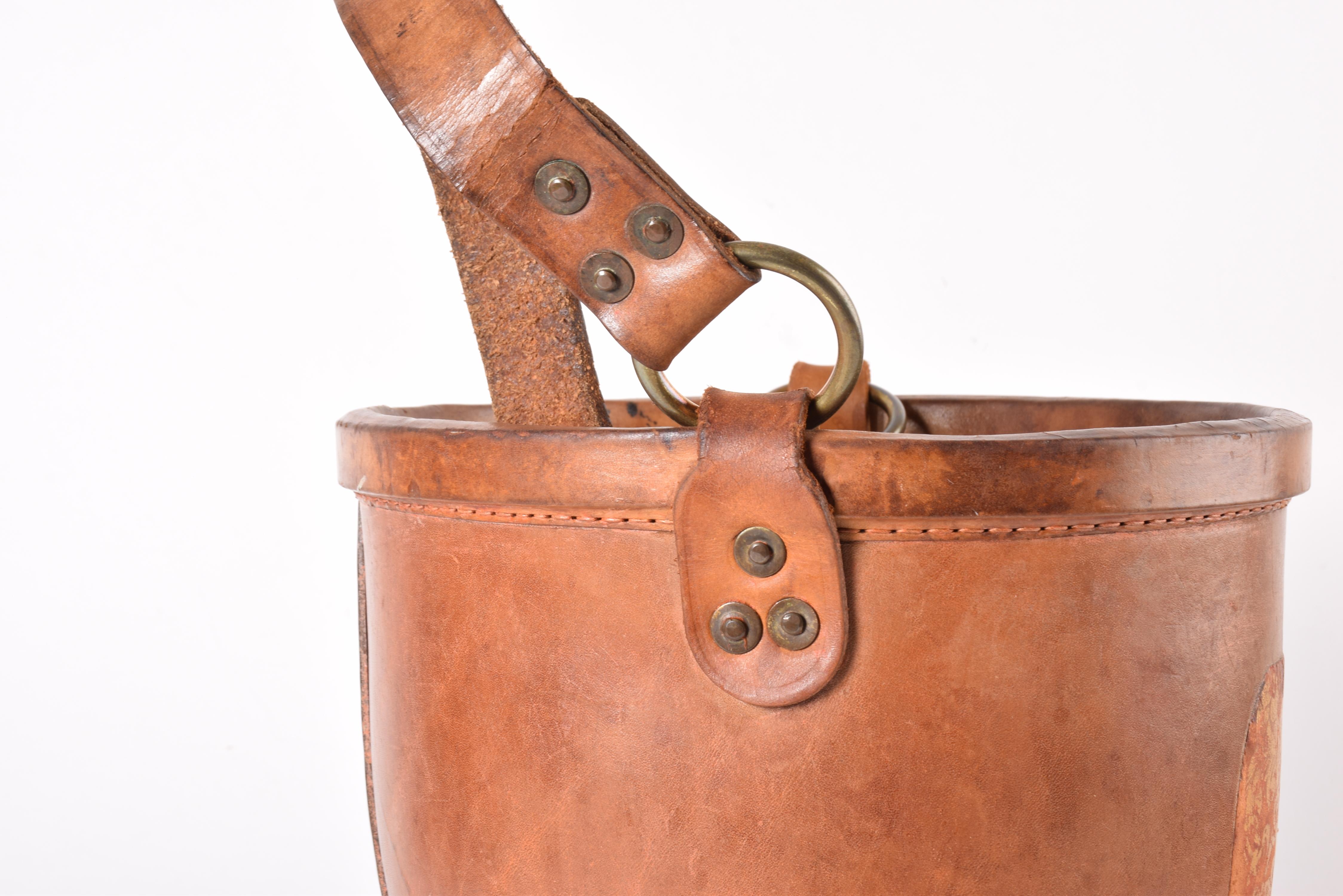 Cubitera vintage para vino Cubitera de cuero y remaches de latón, Inglaterra Años 20 siglo XX en venta