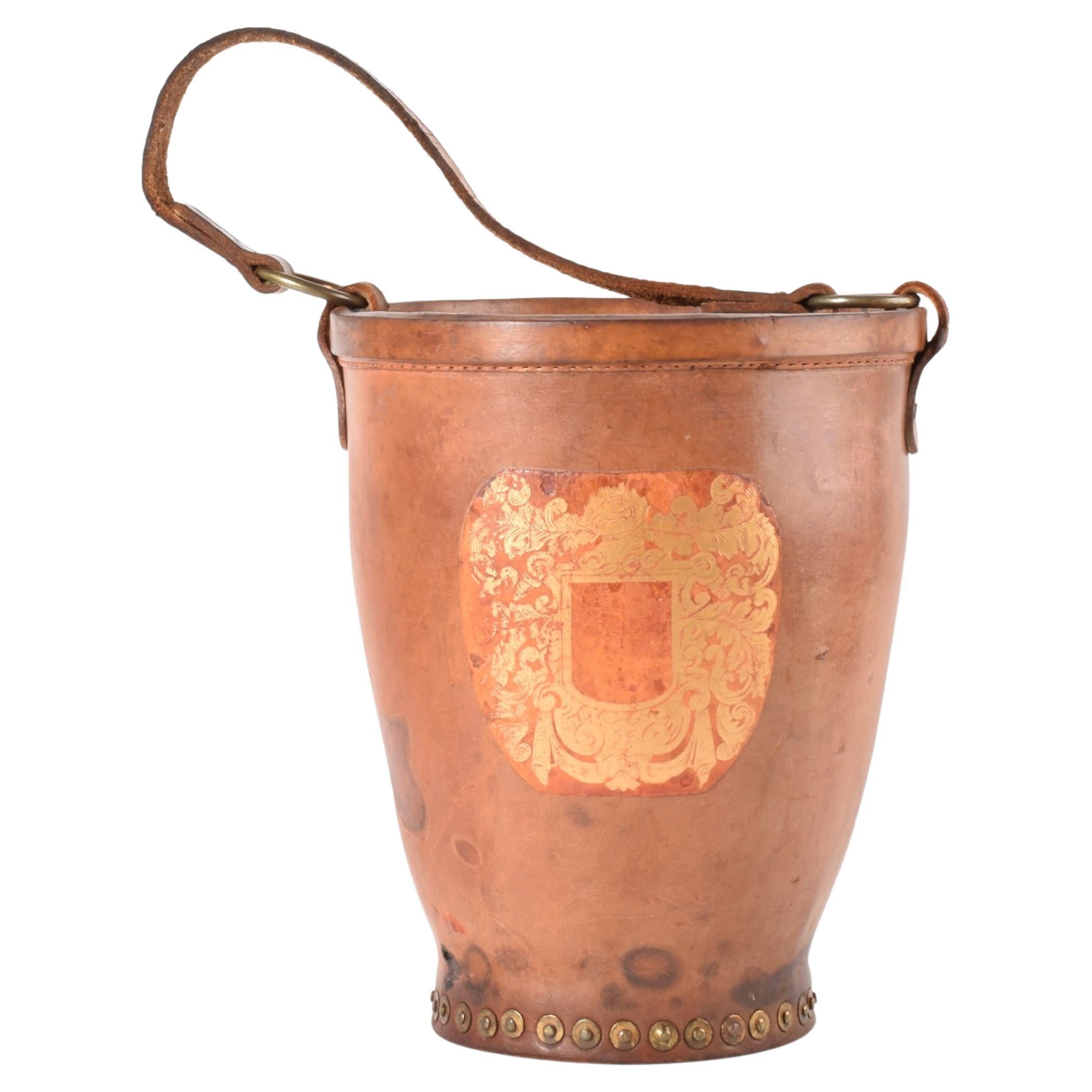 Cubitera vintage para vino Cubitera de cuero y remaches de latón, Inglaterra Años 20