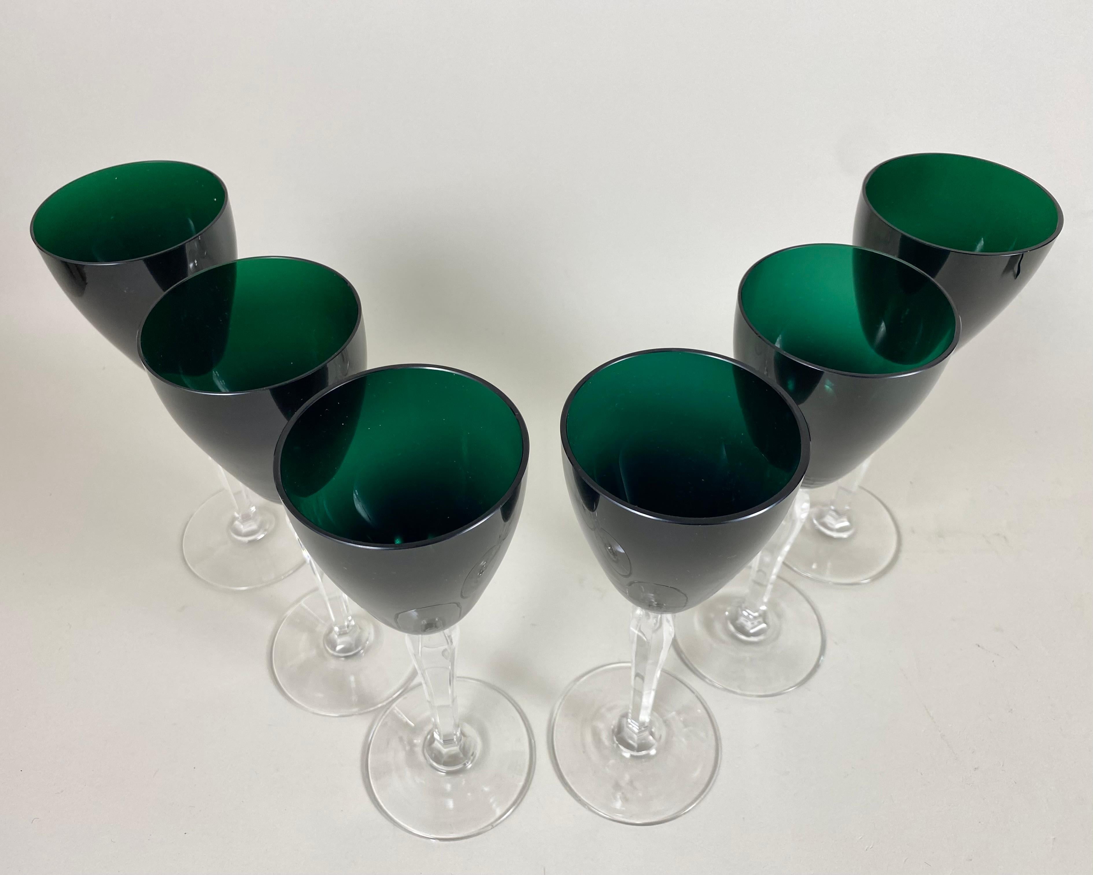 ¡Un hallazgo raro! Copas de Vino Vintage de Cristal Verde Esmeralda (Juego de 6)

Procedentes de Alemania y datadas en la década de 1970, estas gafas son un testimonio de la artesanía de una generación anterior.

Cada copa está meticulosamente