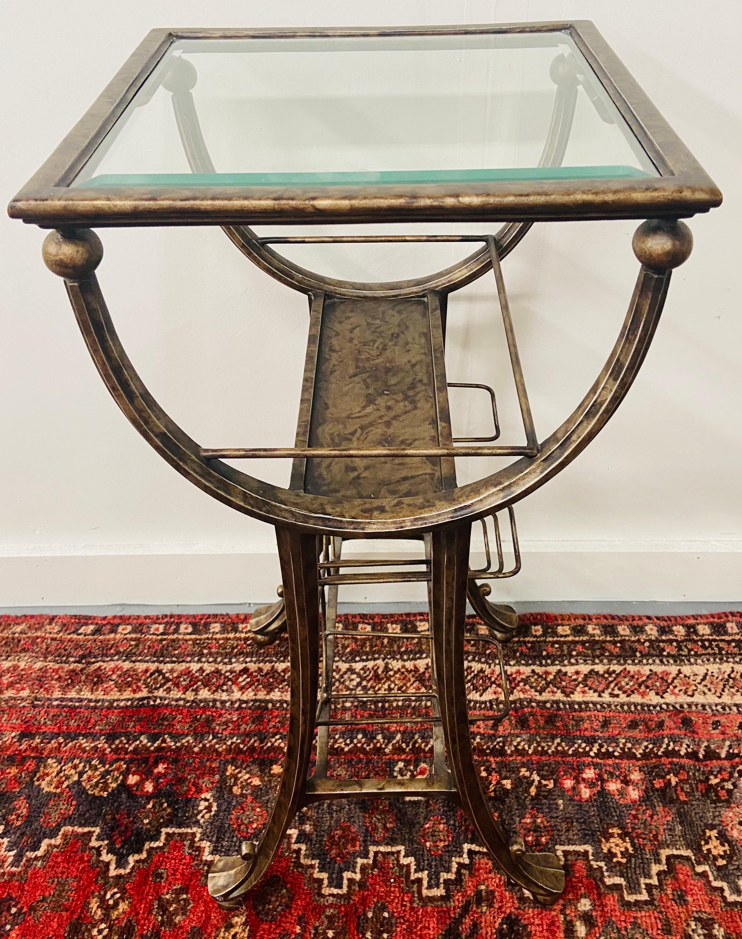 Table en métal pour casier à vin vintage en finition Antiquities en vente 2