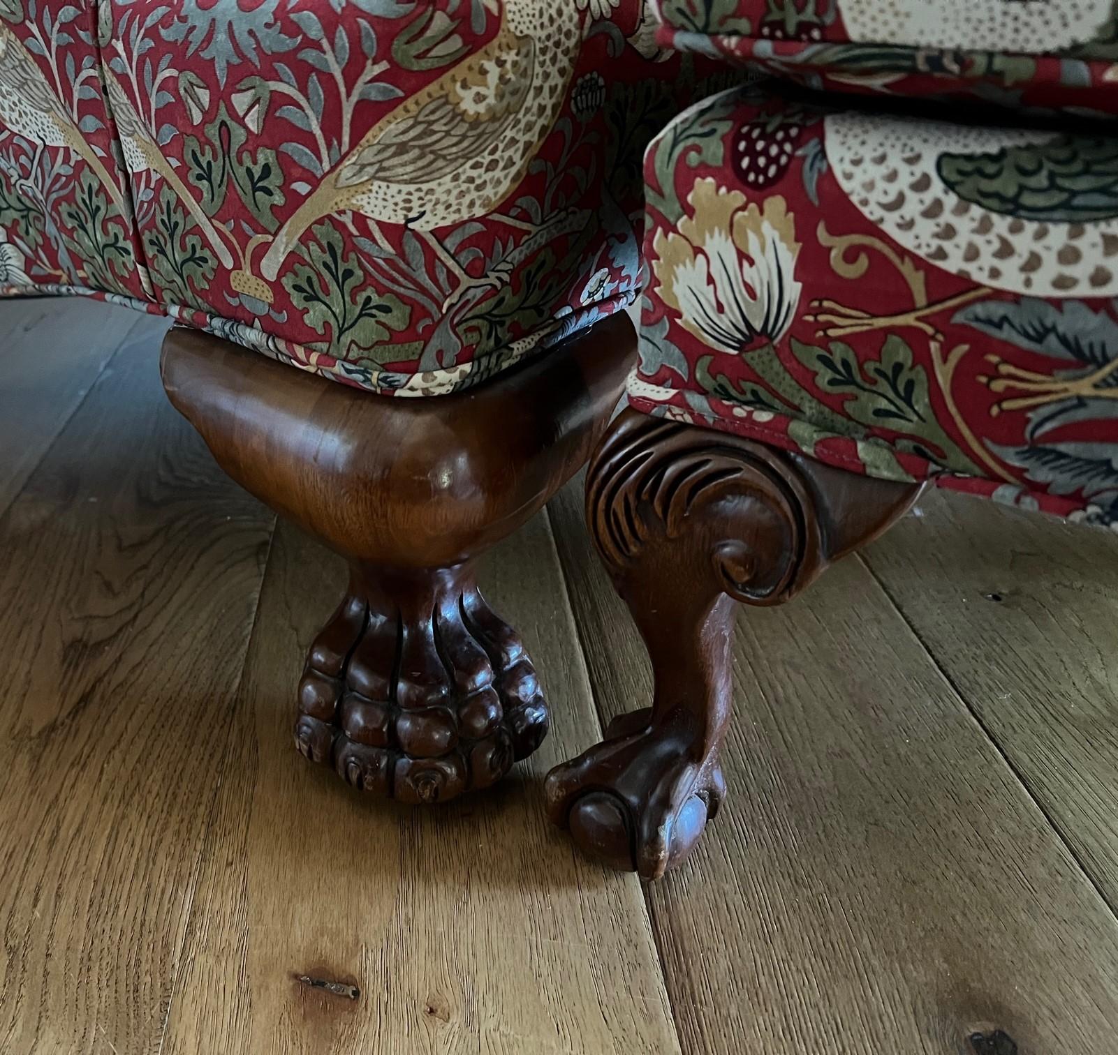 Américain Fauteuil à oreilles et repose-pieds vintage en tissu de coton William Morris Strawberry Thief en vente