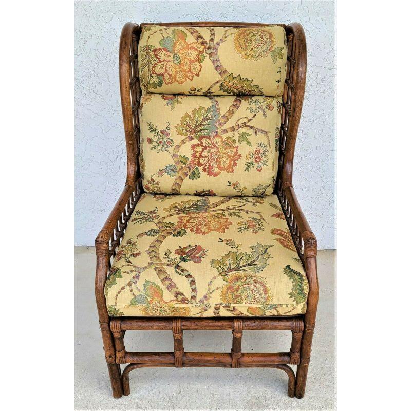 Offrant l'un de nos récents Palm Beach Estate Fine Furniture Acquisitions d'une très belle chaise !!! Vintage Mid-Century Modern Wingback bamboo bentwood rotin lounge chair
Avec des coussins à fermeture éclair pour un nettoyage facile (mais ils