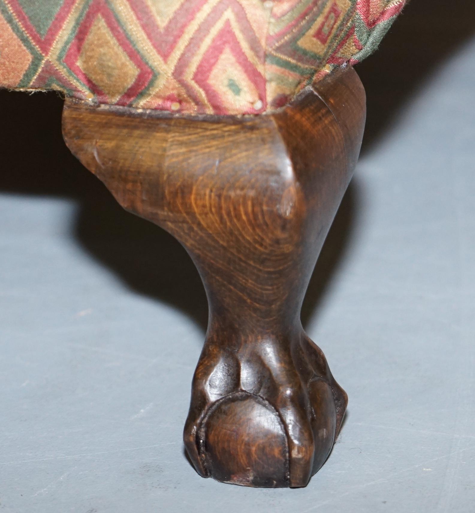 Fauteuil ancien tapissé de style Kilim Wingback, pieds griffes et boules en vente 4