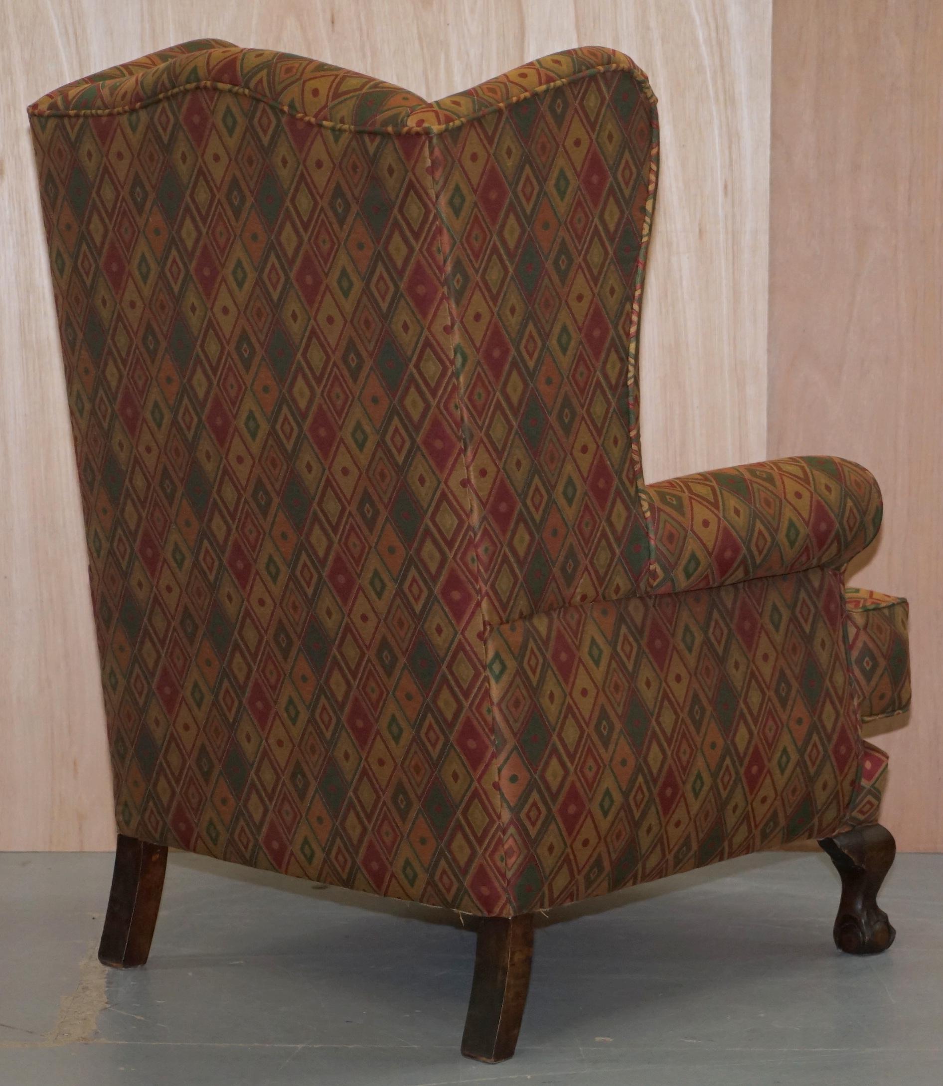 Fauteuil ancien tapissé de style Kilim Wingback, pieds griffes et boules en vente 9