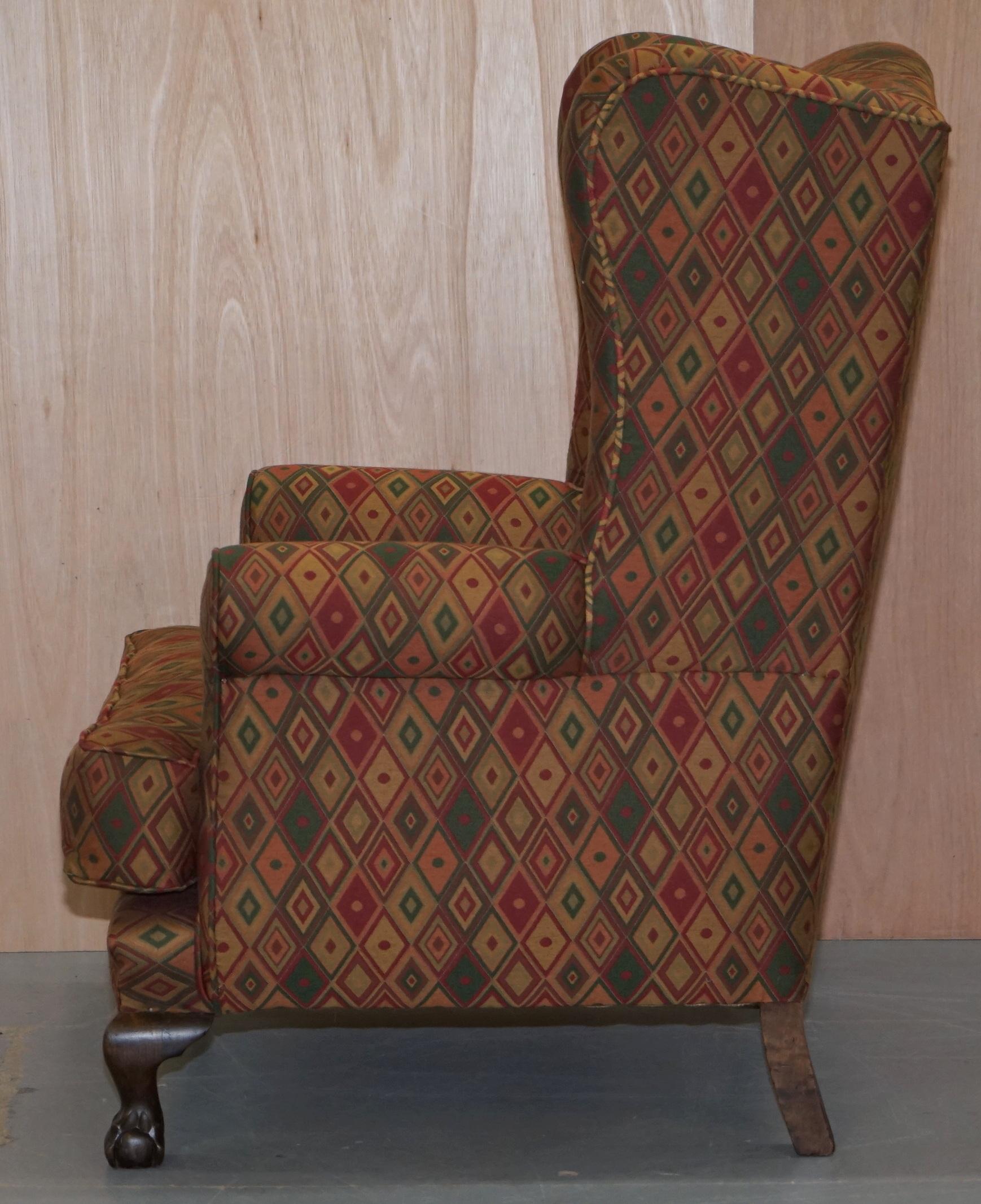 Fauteuil ancien tapissé de style Kilim Wingback, pieds griffes et boules en vente 11