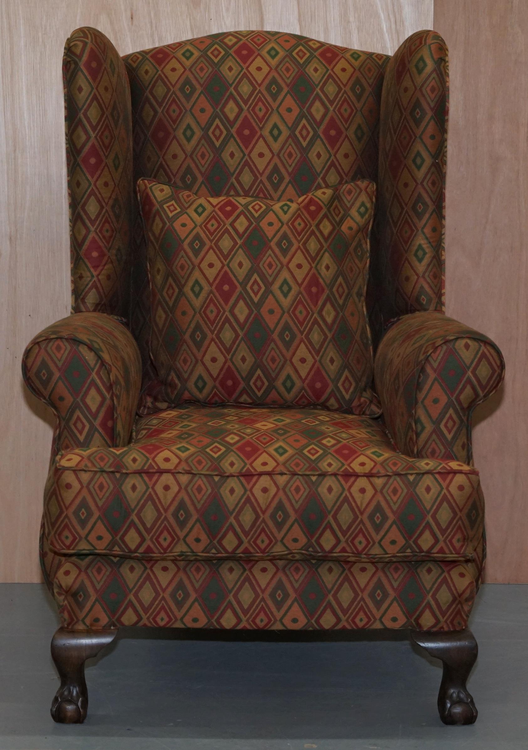 Wir freuen uns, diesen schönen gepolsterten Ohrensessel im Kilim-Stil in durchweg gutem Vintage-Zustand zum Verkauf anbieten zu können 

Ein gut gemacht und dekorative Sessel, die sehr bequem ist, ist die Polsterung Kilim-Stil, wie erwähnt, die