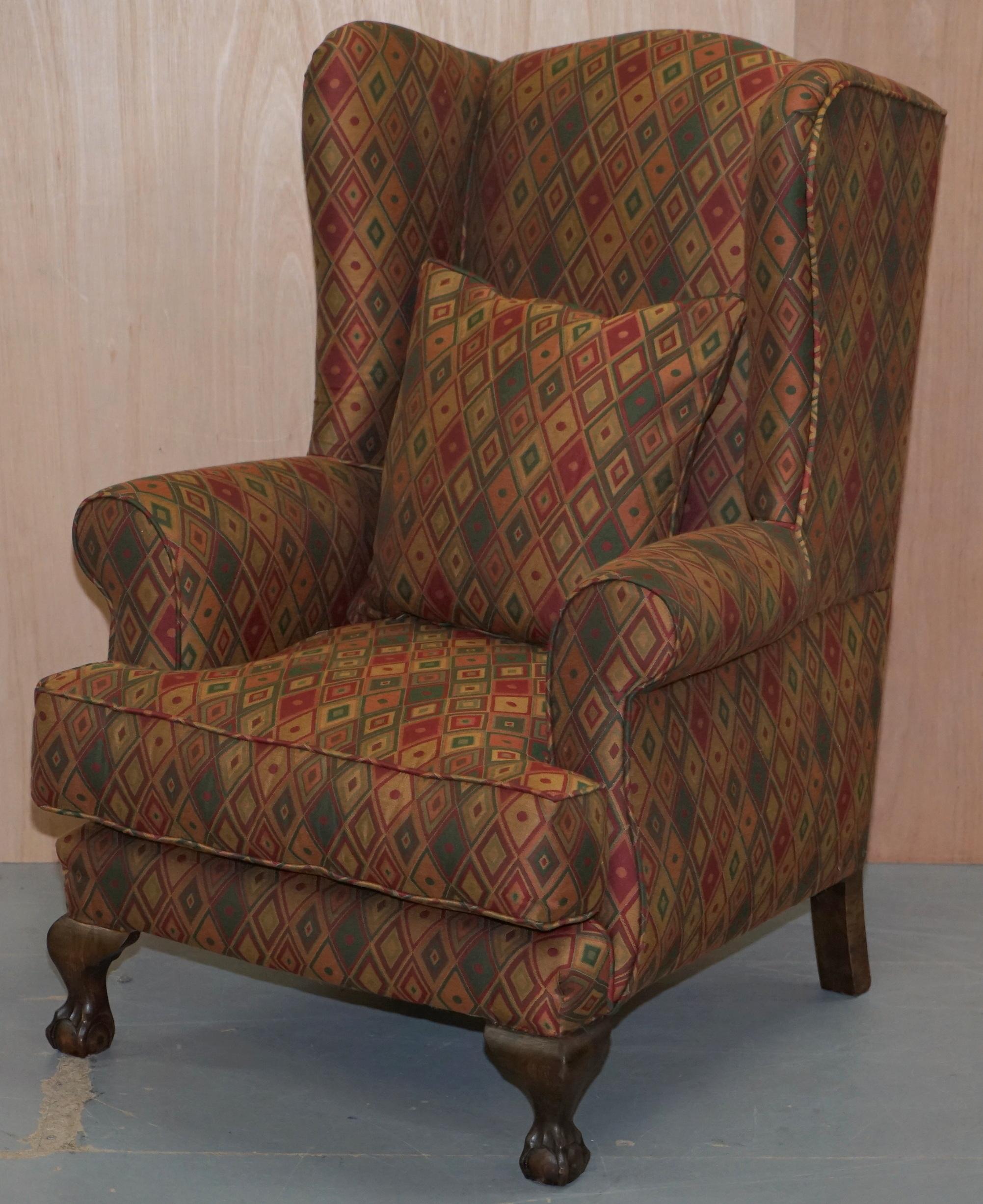 Vintage Wingback Estilo Kilim Tapizado Wingback Amrchair Patas Claw & Ball Moderno de mediados de siglo en venta