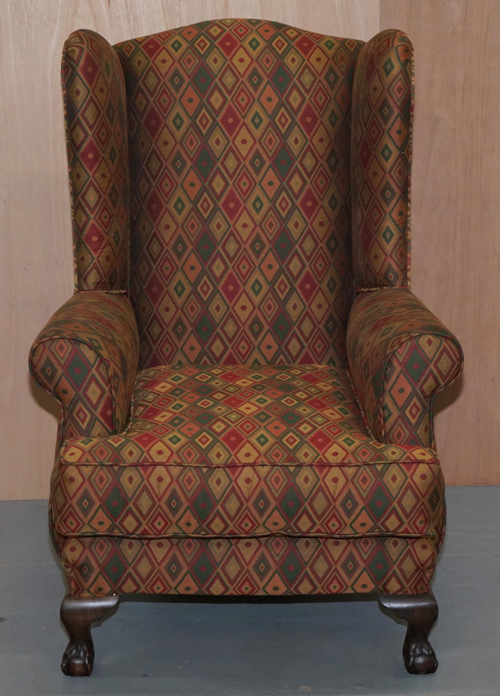 Anglais Fauteuil ancien tapissé de style Kilim Wingback, pieds griffes et boules en vente