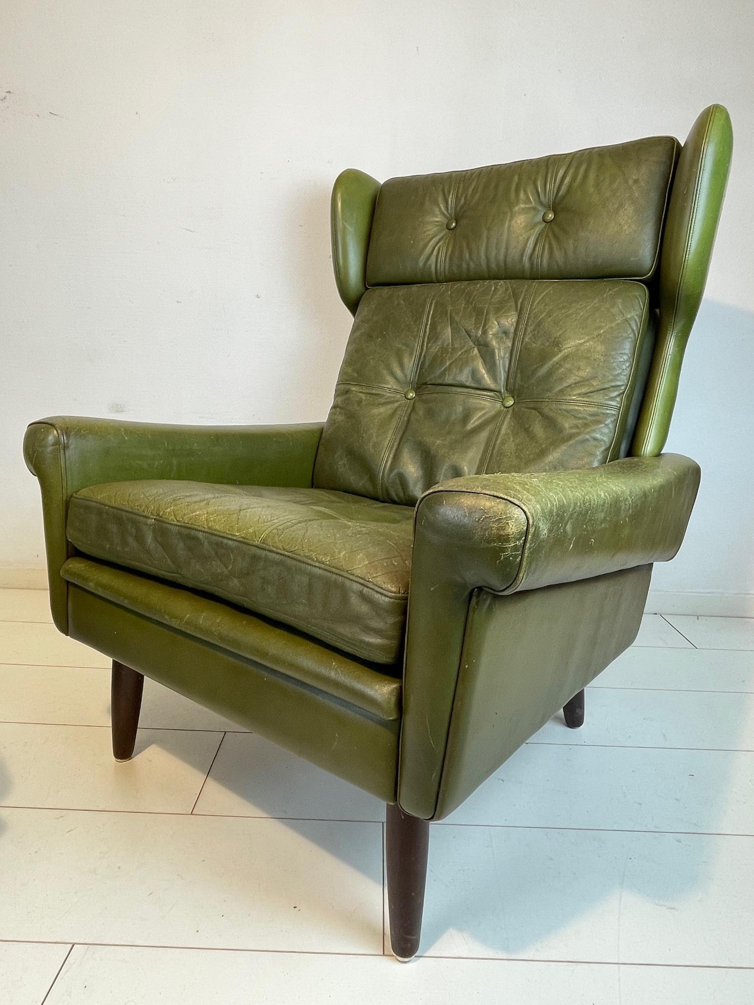 Beautiful green chair with hocker. A timeless piece of furniture in wonderful green leather and in wonderful condition. This chair is in one word perfect for every modern apartment, country house, pub, restaurant, gastropub or shop. A must have for