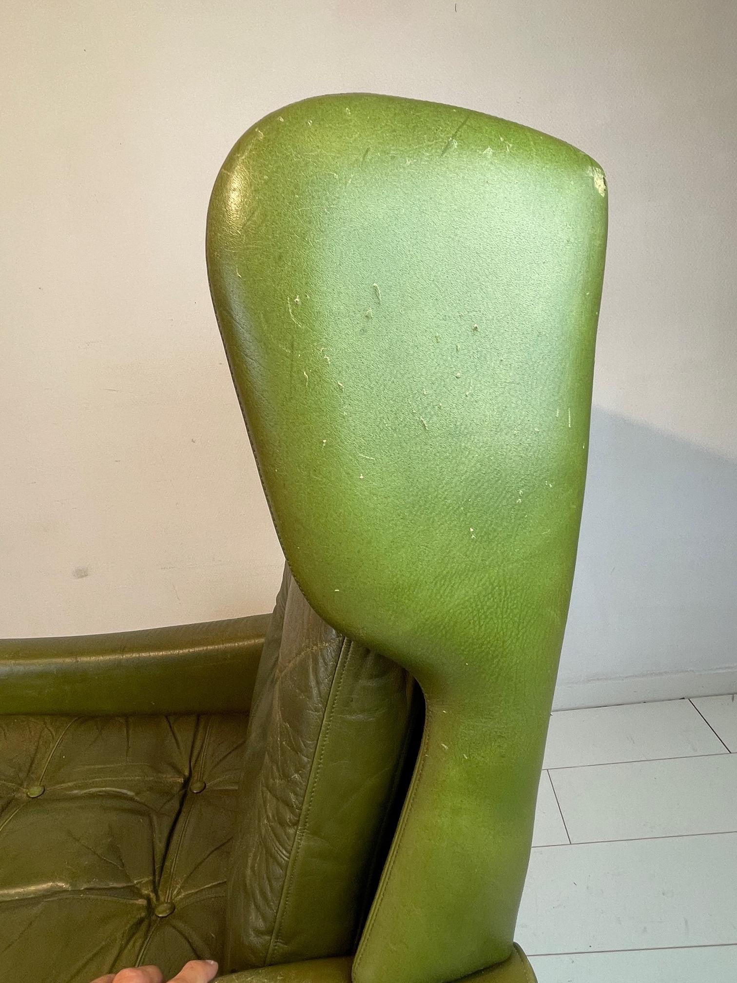 Vintage wingback lounge chair by Svend Skipper, 1960’S Green Leather with hocker In Good Condition In ROTTERDAM, ZH