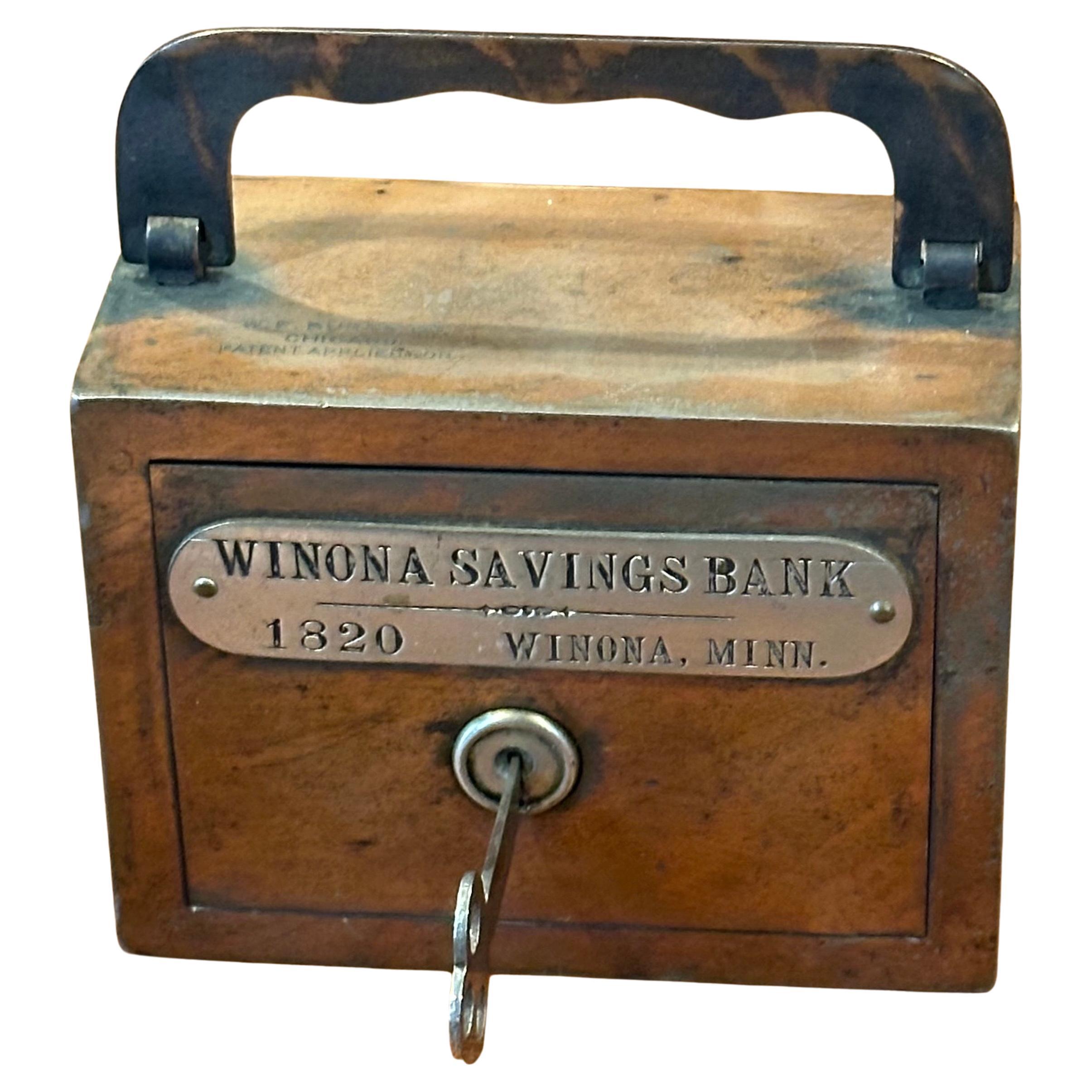 Tirelire vintage de la Winona Savings Bank of Minnesota avec clé, vers les années 1930. La boîte est en bon état et mesure 4,5 