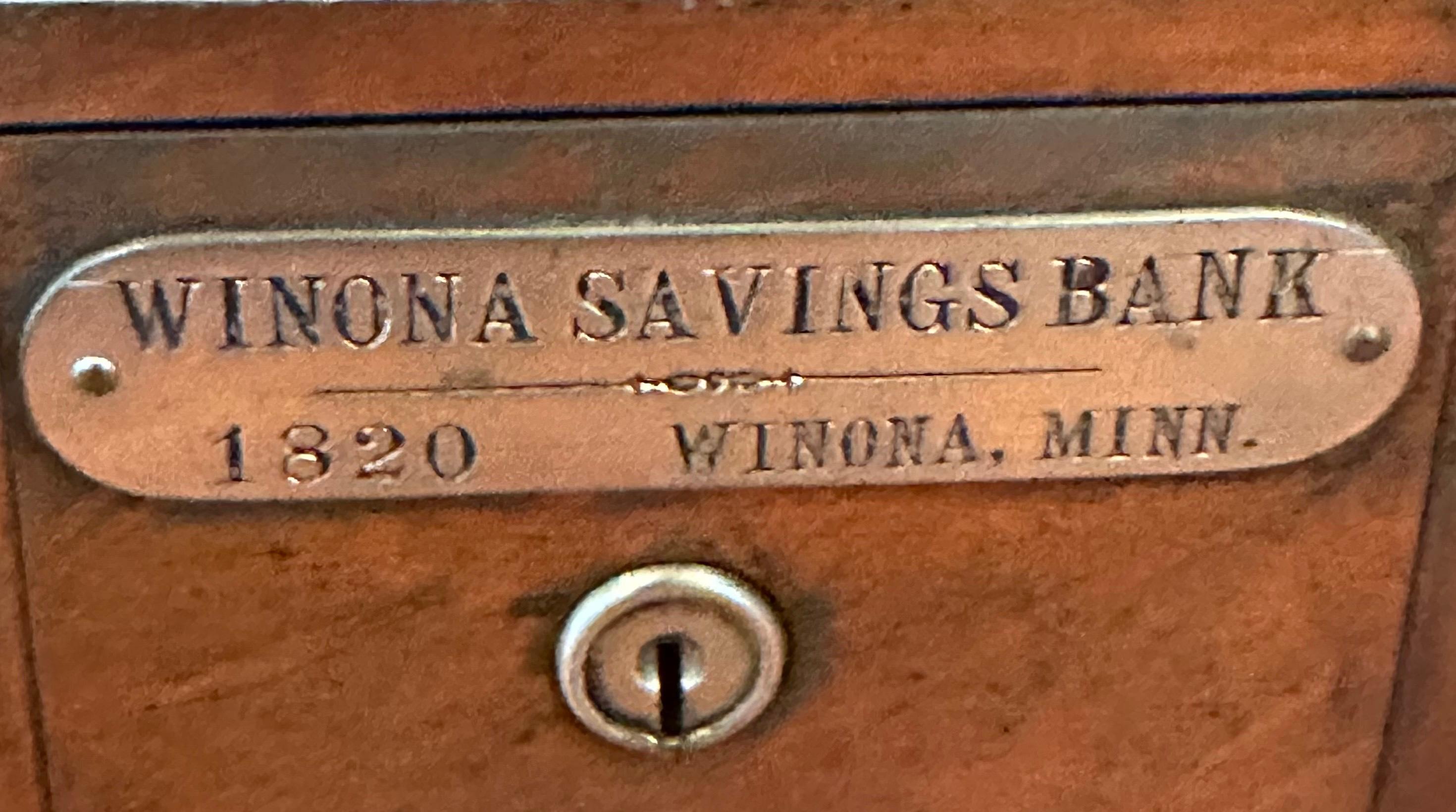 Boîte à billets Winona Savings Bank du Minnesota par W.F. Burns & Co. en vente 2