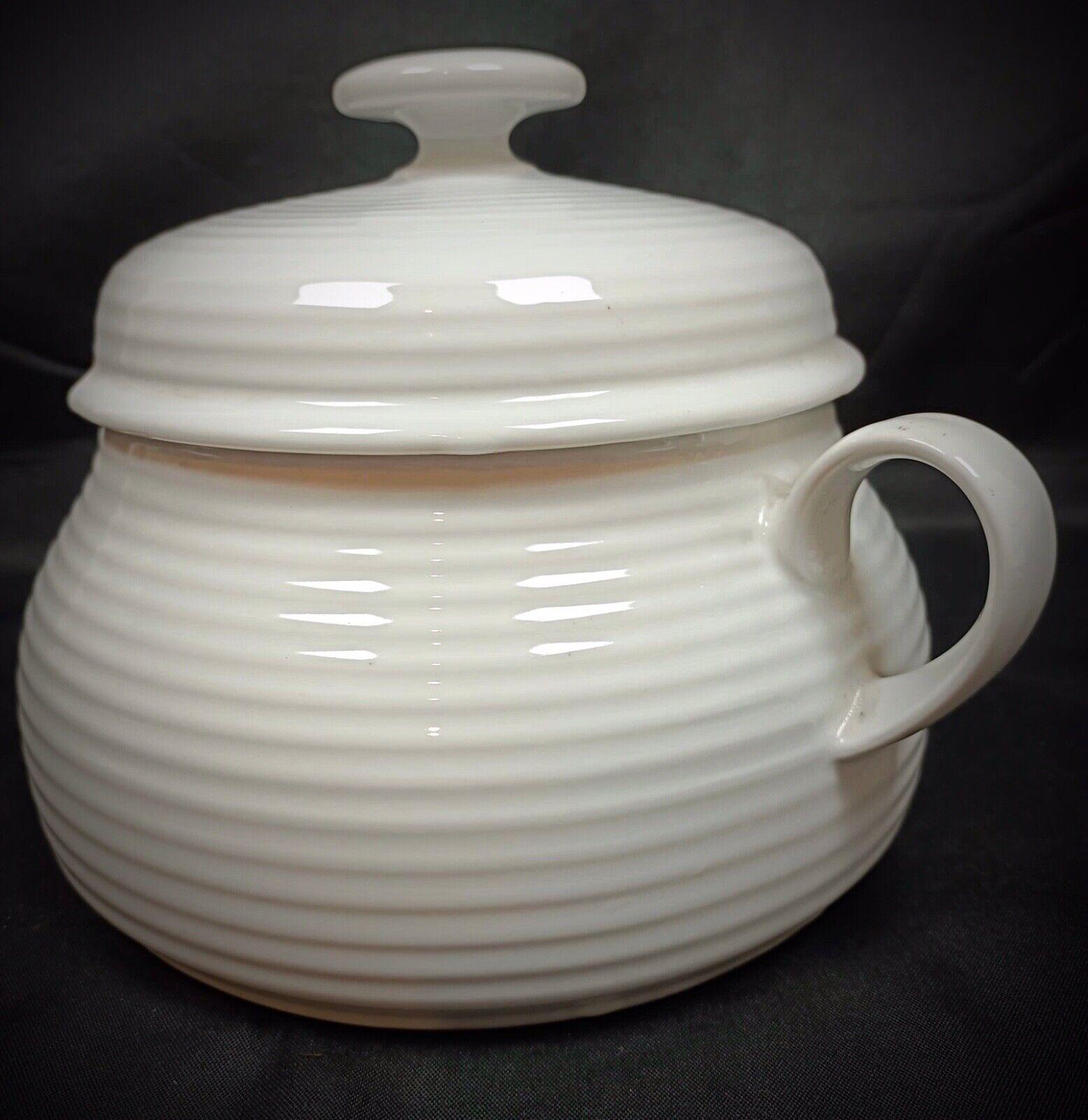 Élevez votre expérience culinaire avec cette élégante soupière vintage de Winterling Rosia, un bel exemple de l'artisanat bavarois. Cette pièce magnifiquement fabriquée dégage un charme intemporel, ce qui en fait un ajout parfait à toute collection
