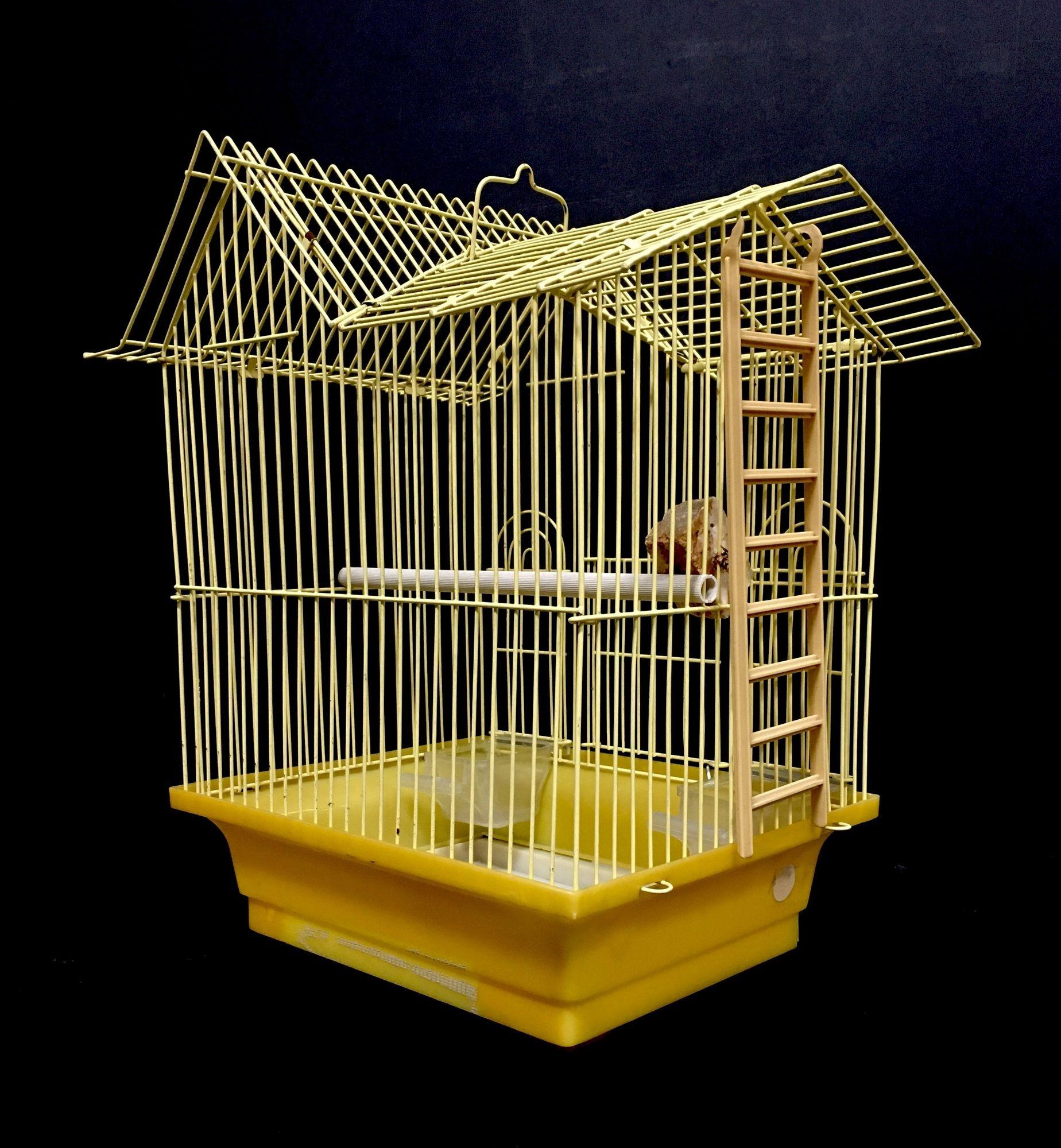 Vintage wire house birdcage single roof in yellow with accessories In Good Condition For Sale In Van Nuys, CA