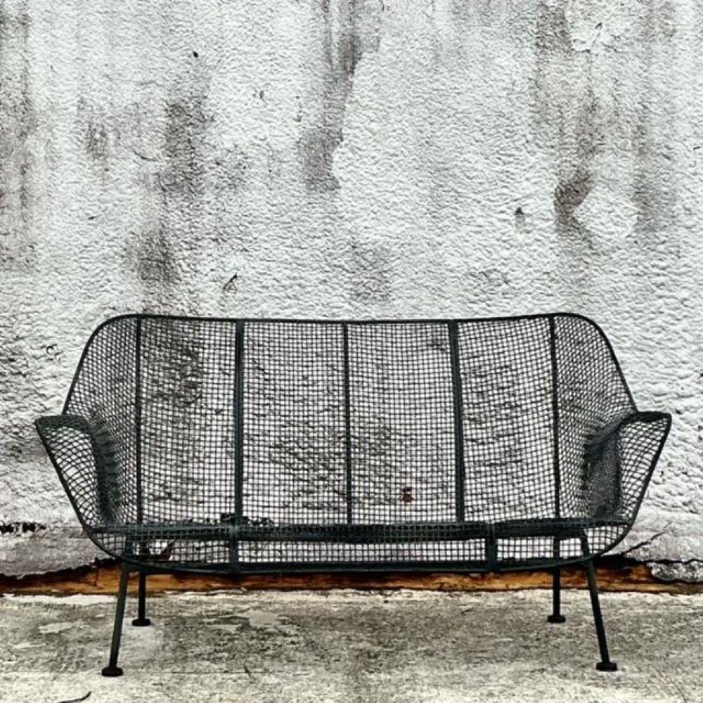 Cette causeuse vintage MCM 