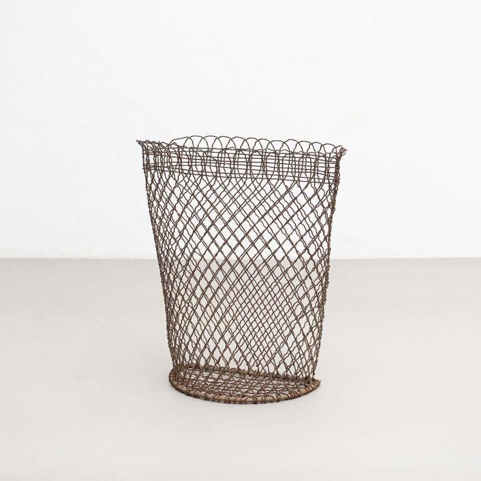 Wired umbrella holder / paper bin designed by an unknown designer.

Manufactured circa 1960. France

In original condition, with minor wear consistent with age and use, preserving a beautiful patina.

