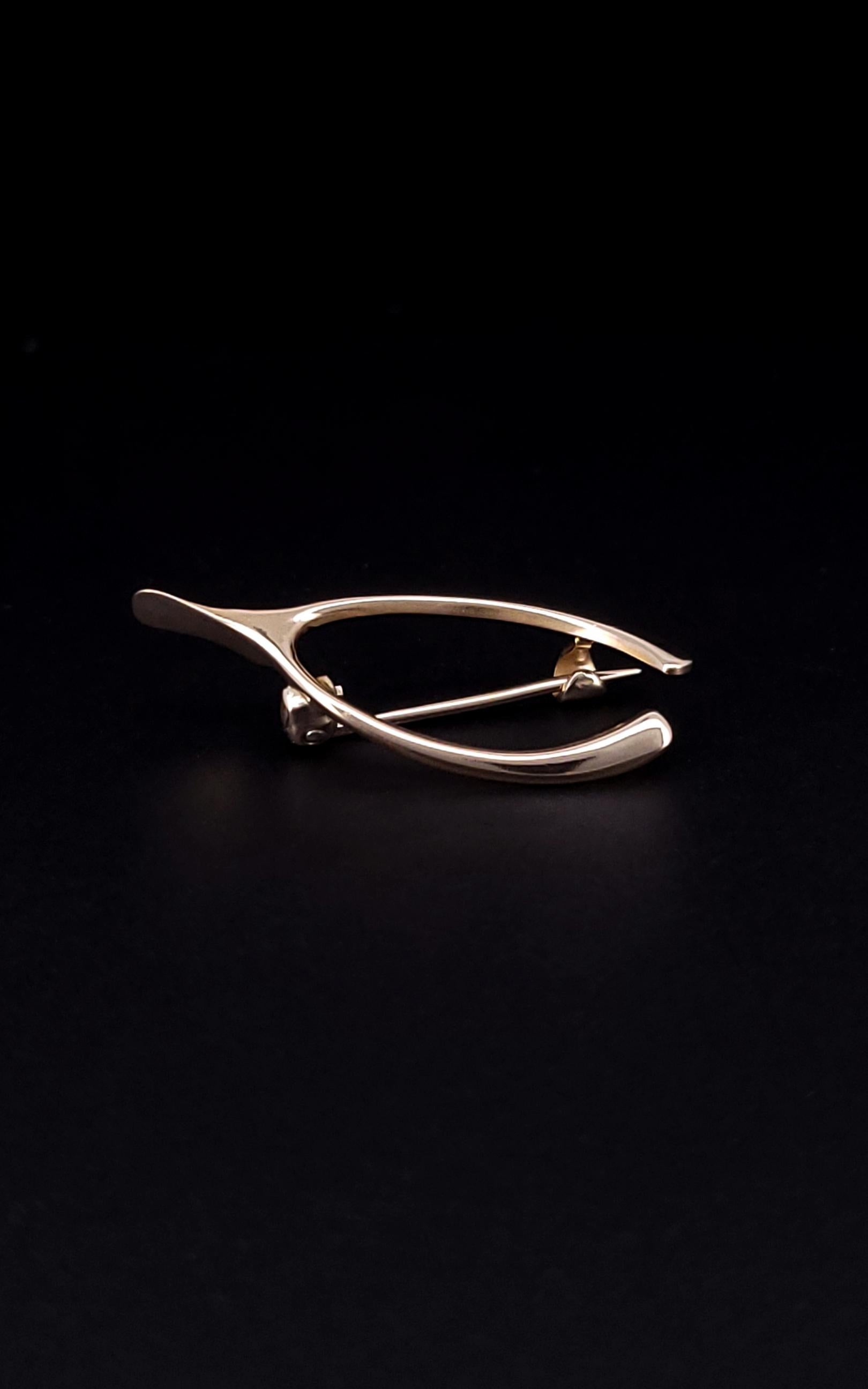 VINTAGE WISHBONE 10K YELLOW GOLD BROOCH

-Material: 10k yellow gold
-Dimension: 30.7mm x 12.3mm
-Thickness: 3.1mm
-Weight: 1.5 grams