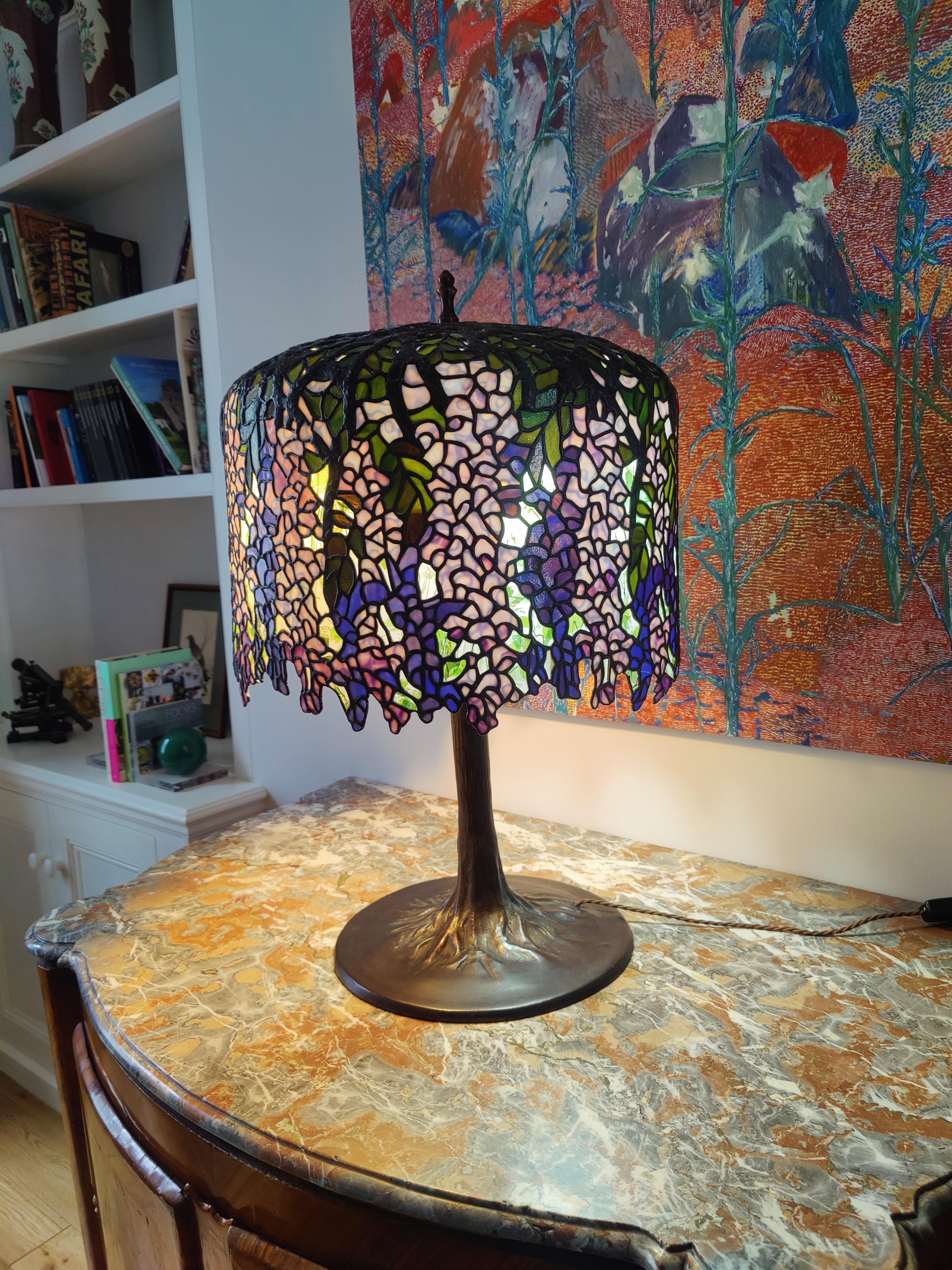 Verre d'art Grande lampe de table Tiffany vintage Wisteria, 20e siècle en vente