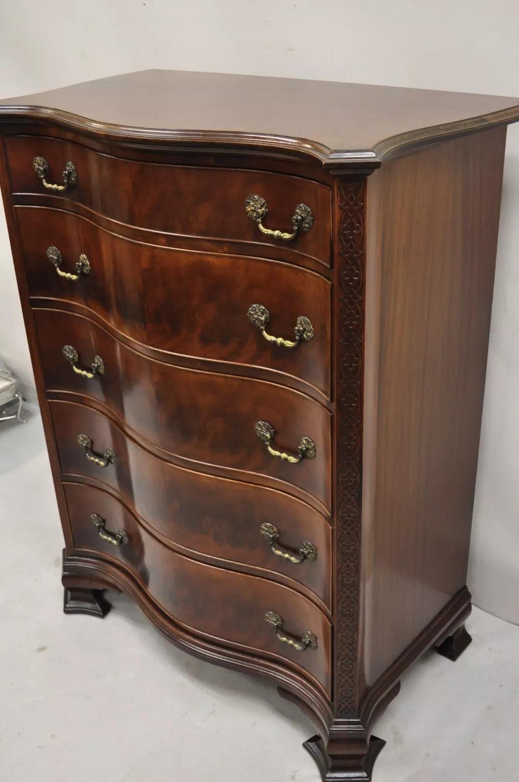 Vintage W&J Sloane Chinese Chippendale Style Mahagoni Serpentine Tall Chest Dresser. CIRCA Anfang des 20. Jahrhunderts. Abmessungen: 48