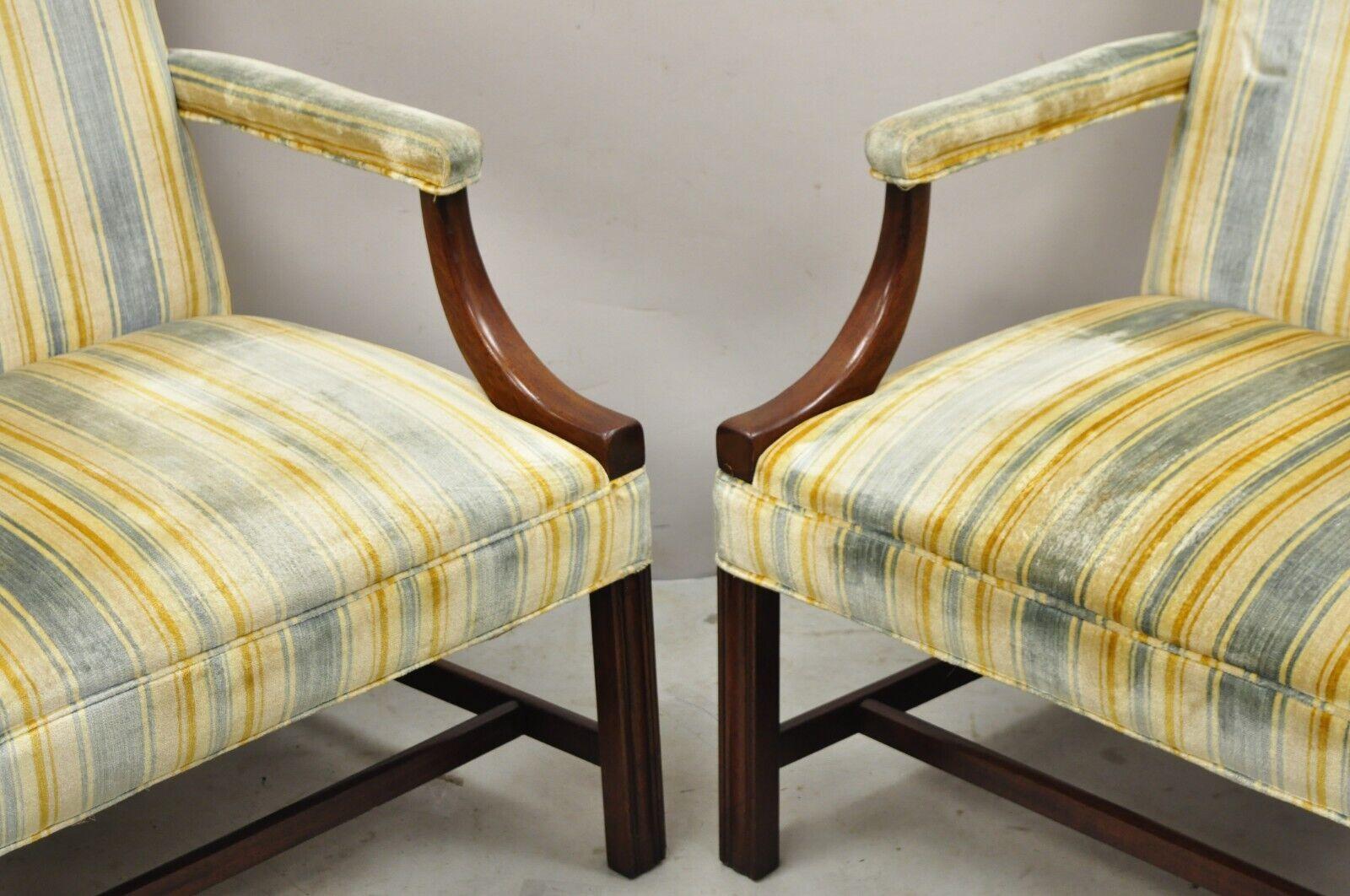 Georgien Paire de fauteuils de bibliothèque vintage W&J Sloane à cadre en acajou de style édouardien en vente