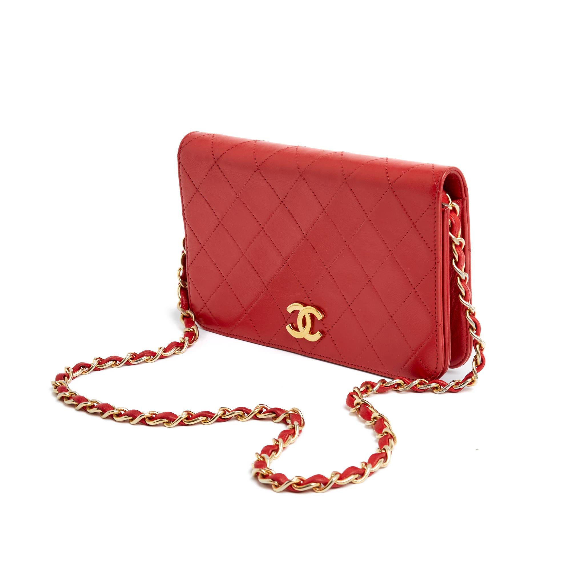 Vintage Chanel Wallet on Chain Modelltasche aus leuchtend rotem, gestepptem Leder, Klappe mit Druckknopf unter dem CC-Logo geschlossen, Innenausstattung aus schwarzem Leder mit 1 aufgesetzten Tasche, Schulterriemen aus goldener Metallkette, die mit