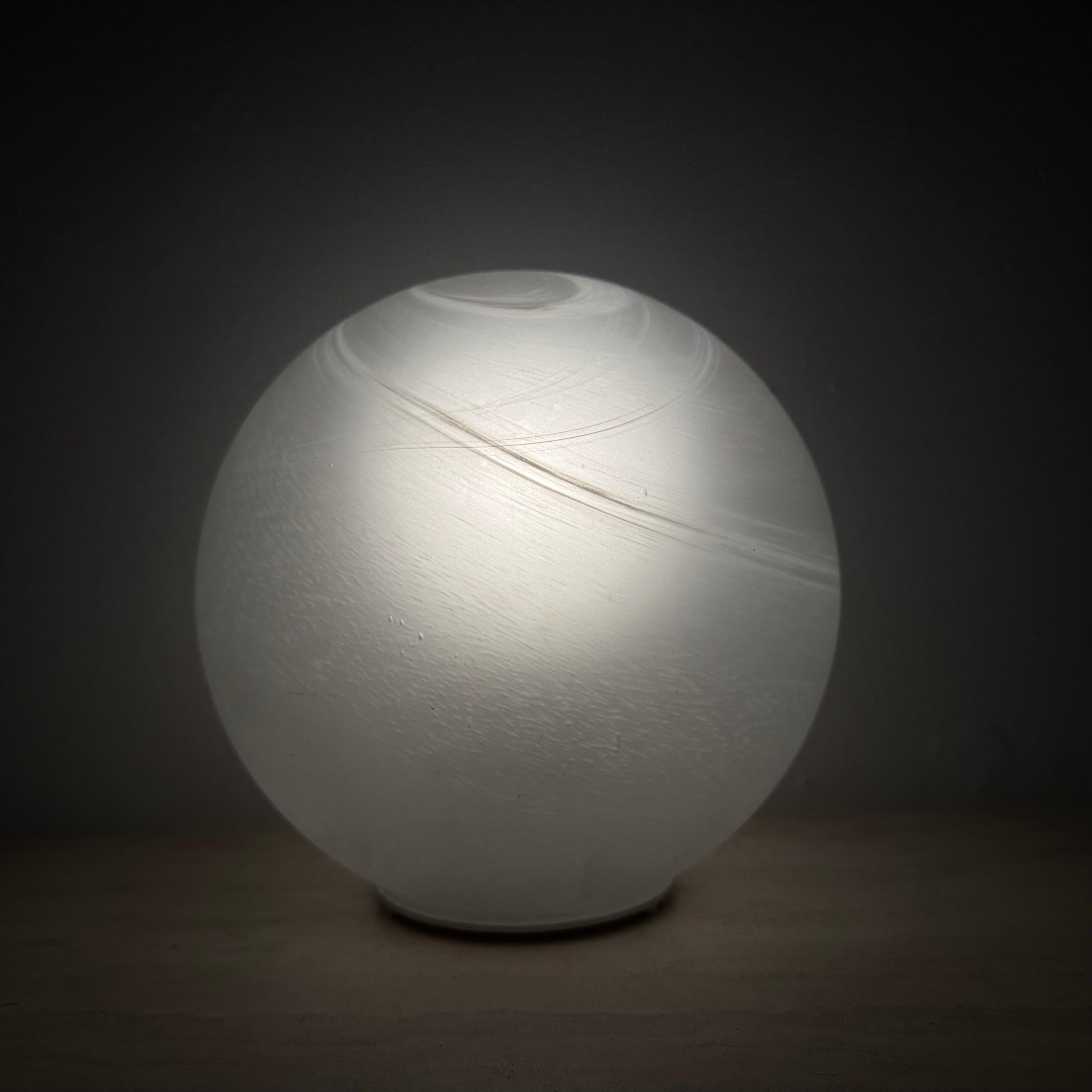 Allemand Lampe de table vintage Wofi en verre illuminé Mars en vente