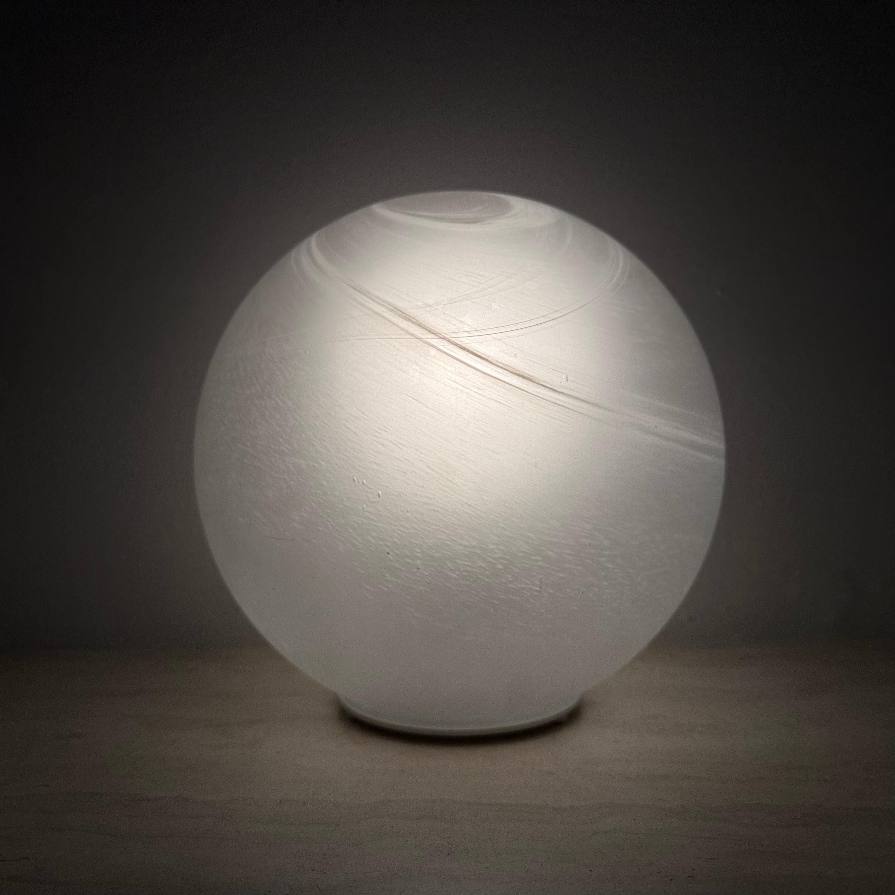 Lampe de table vintage Wofi en verre illuminé Mars Bon état - En vente à Delft, NL