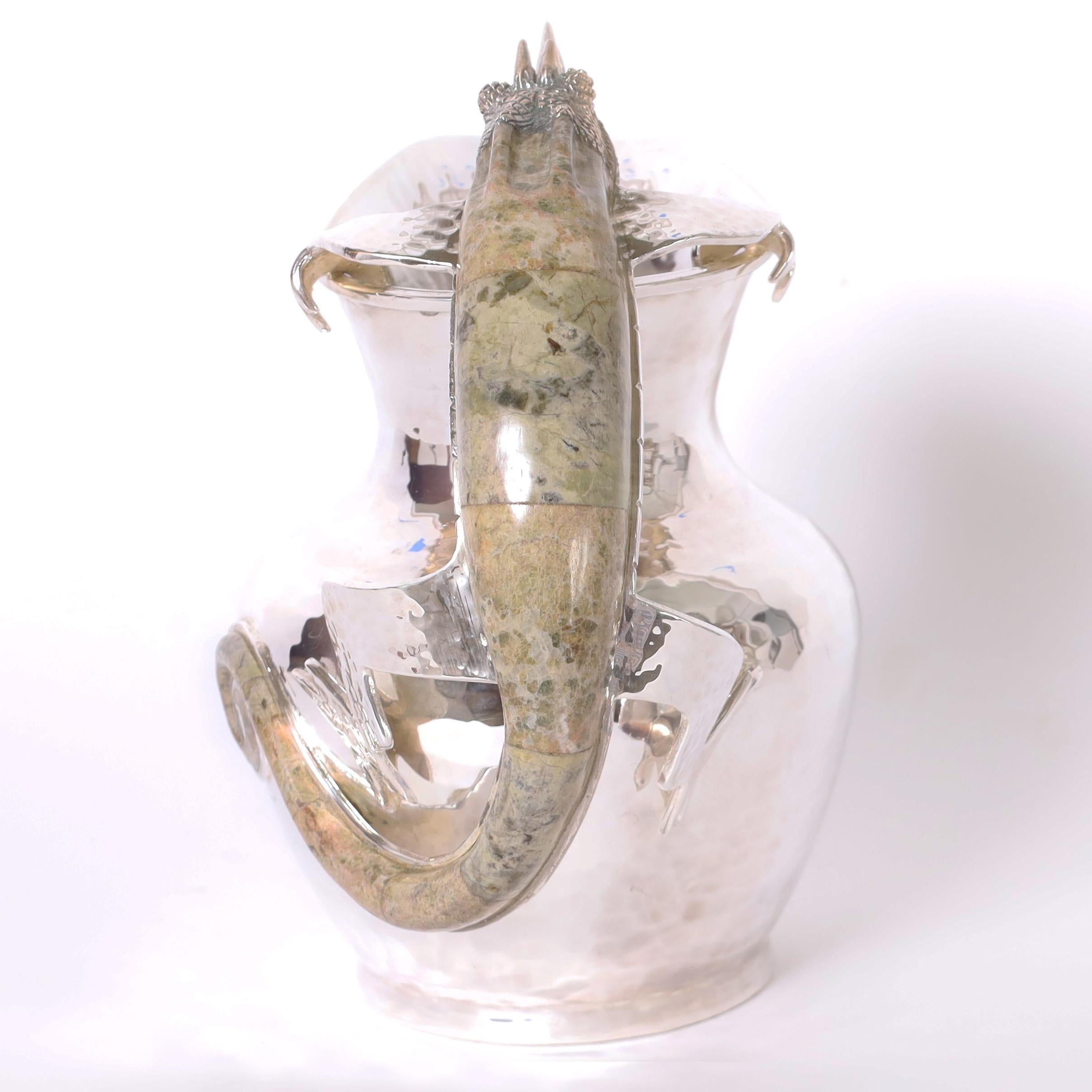 Pichet vintage remarquable fabriqué à la main en métal argenté sur cuivre martelé, avec un lézard en pierre en guise d'anse. Estampillé Wolmar Castillo Silversmith sur le fond.