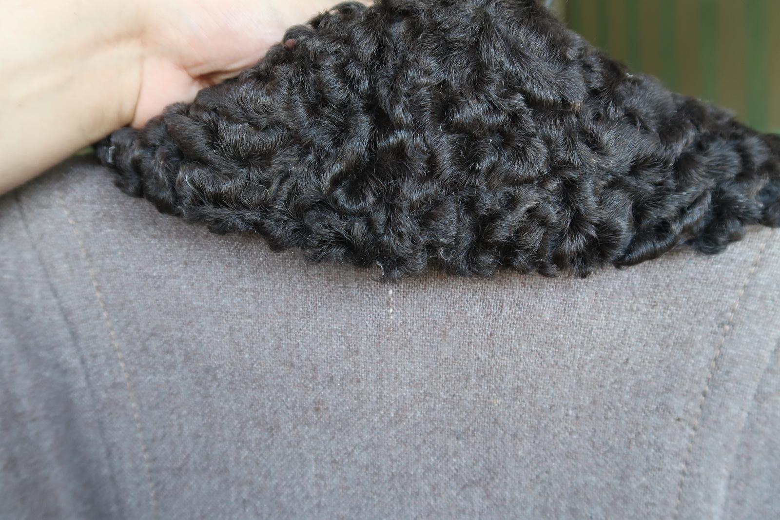 Cappotto vintage da donna con colletto in Karakul: Eleganza classica anni '70, 1J88 in vendita 5