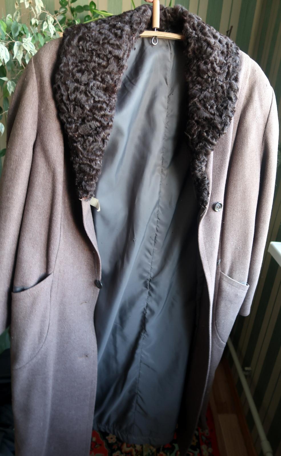 Cappotto vintage da donna con colletto in Karakul: Eleganza classica anni '70, 1J88 in vendita 8