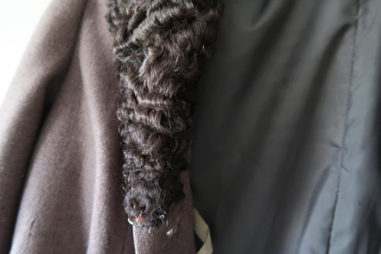 Lasciati trasportare dall'eleganza senza tempo degli anni '70 con questo raffinato cappotto da donna vintage proveniente dall'URSS. Realizzato con la perfezione della lana e impreziosito da un lussuoso colletto in karakul, questo cappotto emana una