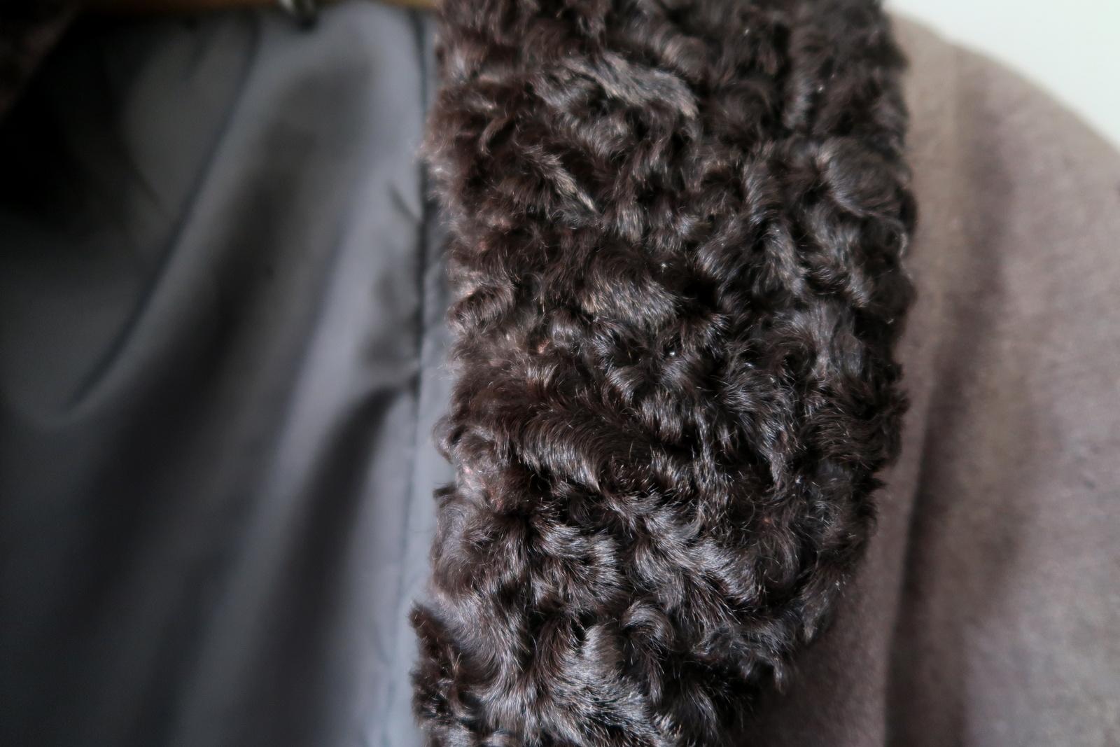 Cappotto vintage da donna con colletto in Karakul: Eleganza classica anni '70, 1J88 In condizioni buone in vendita a Bordeaux, FR
