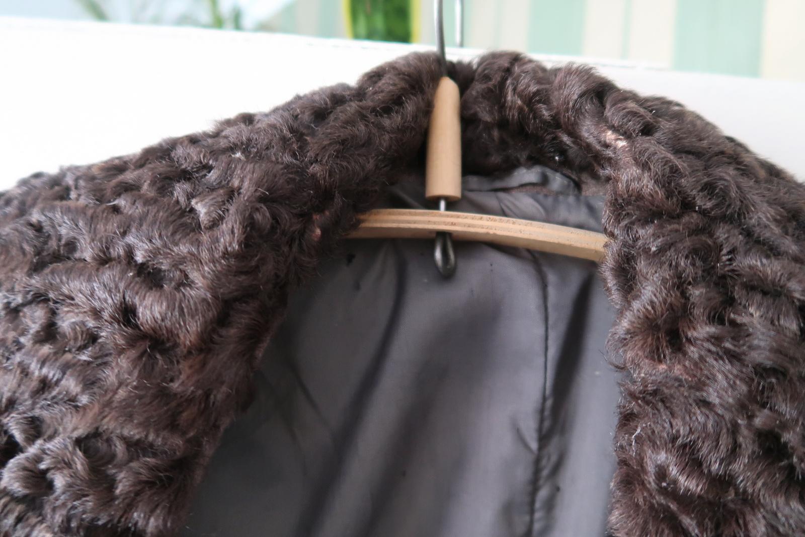 Fine XX secolo Cappotto vintage da donna con colletto in Karakul: Eleganza classica anni '70, 1J88 in vendita