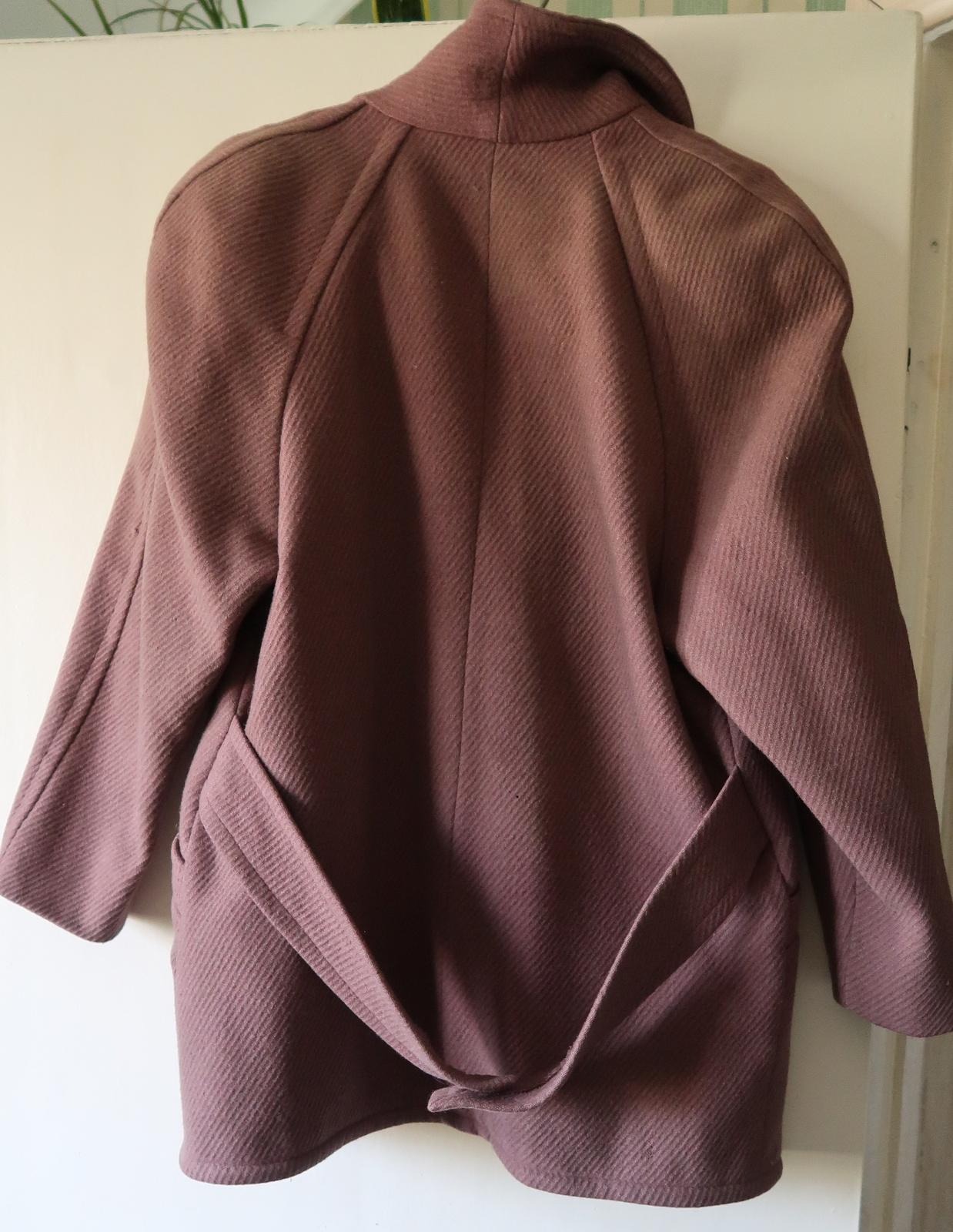 Fai un salto indietro nel tempo fino alla moda degli anni '70 con questa squisita giacca da donna vintage dell'URSS. Realizzata in lana bordeaux, questa giacca elegante emana un'eleganza e una raffinatezza senza tempo. Realizzato ad Alma-Ata, nella