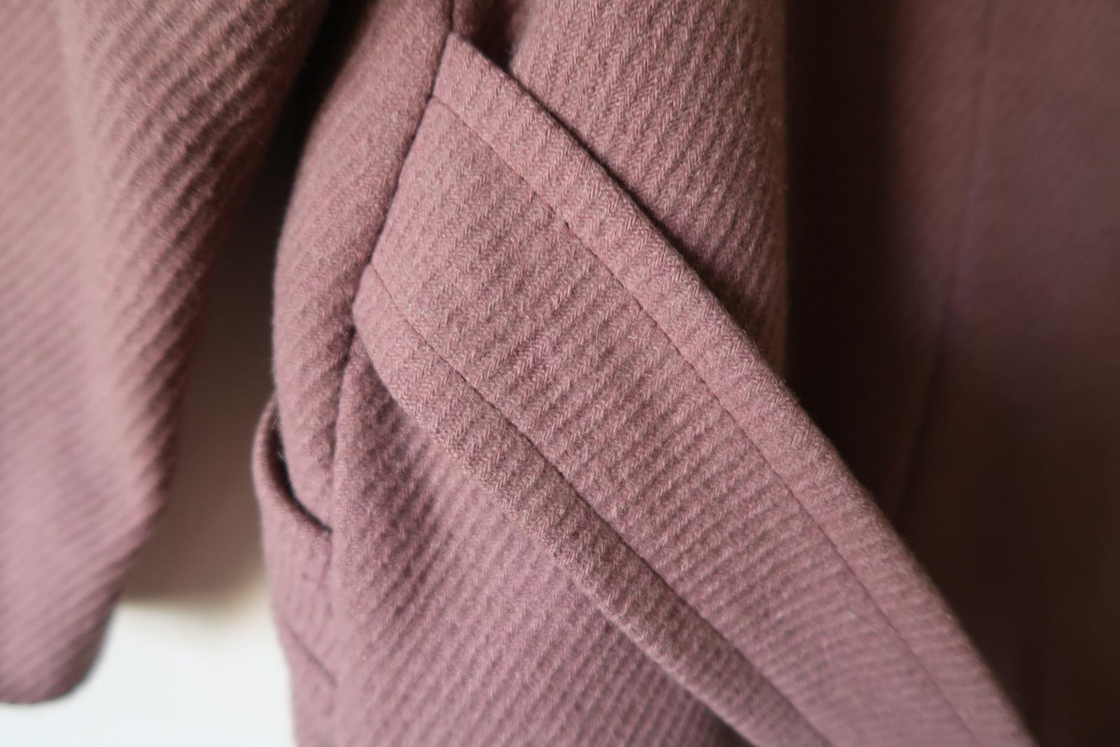 Giacca da donna vintage dell'URSS: Elegante giacca di lana bordeaux - circa anni '70, 1J86 In condizioni buone in vendita a Bordeaux, FR