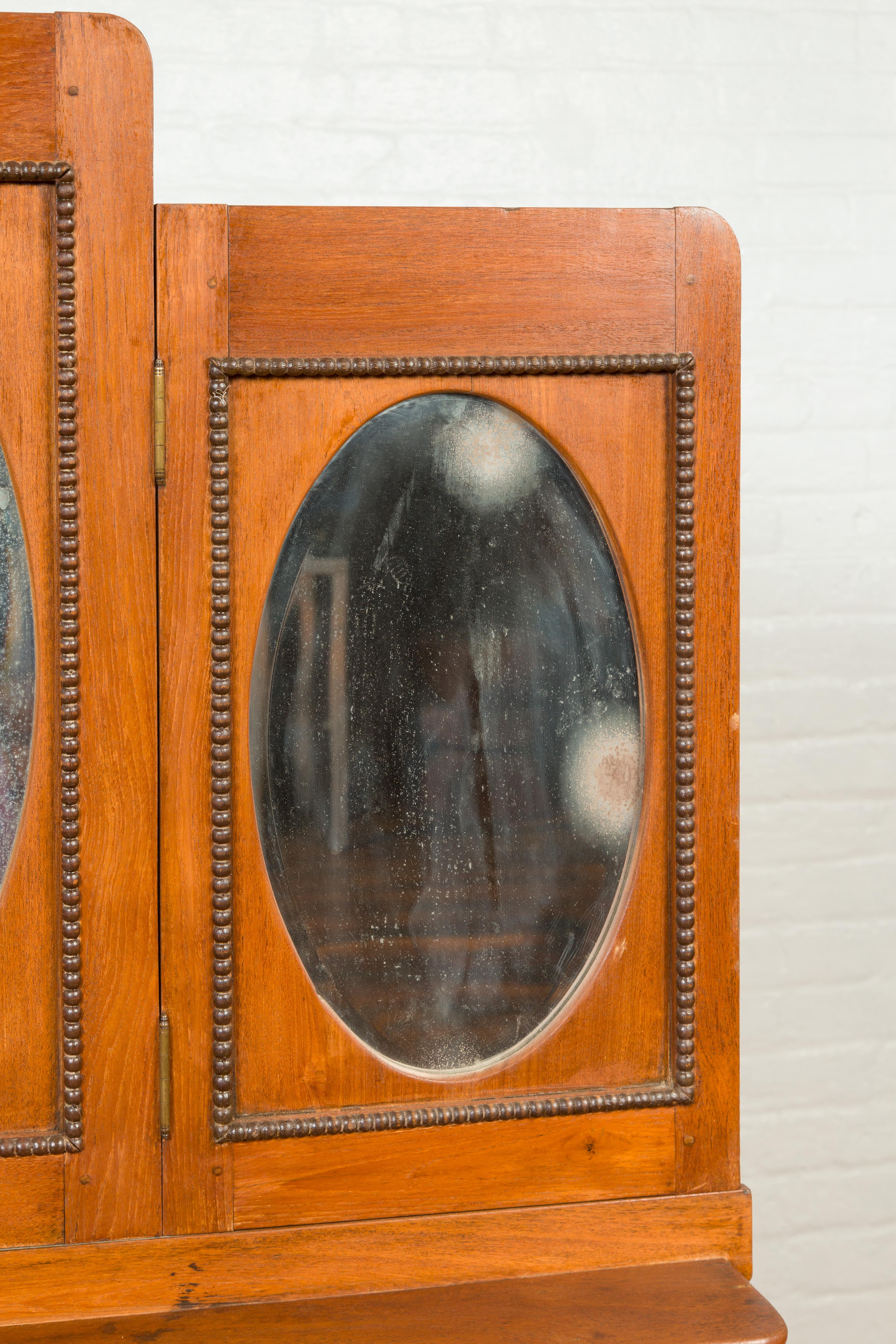 Vieille coiffeuse pour femme avec panneaux de miroir:: tiroir unique et étagère inférieure en vente 5