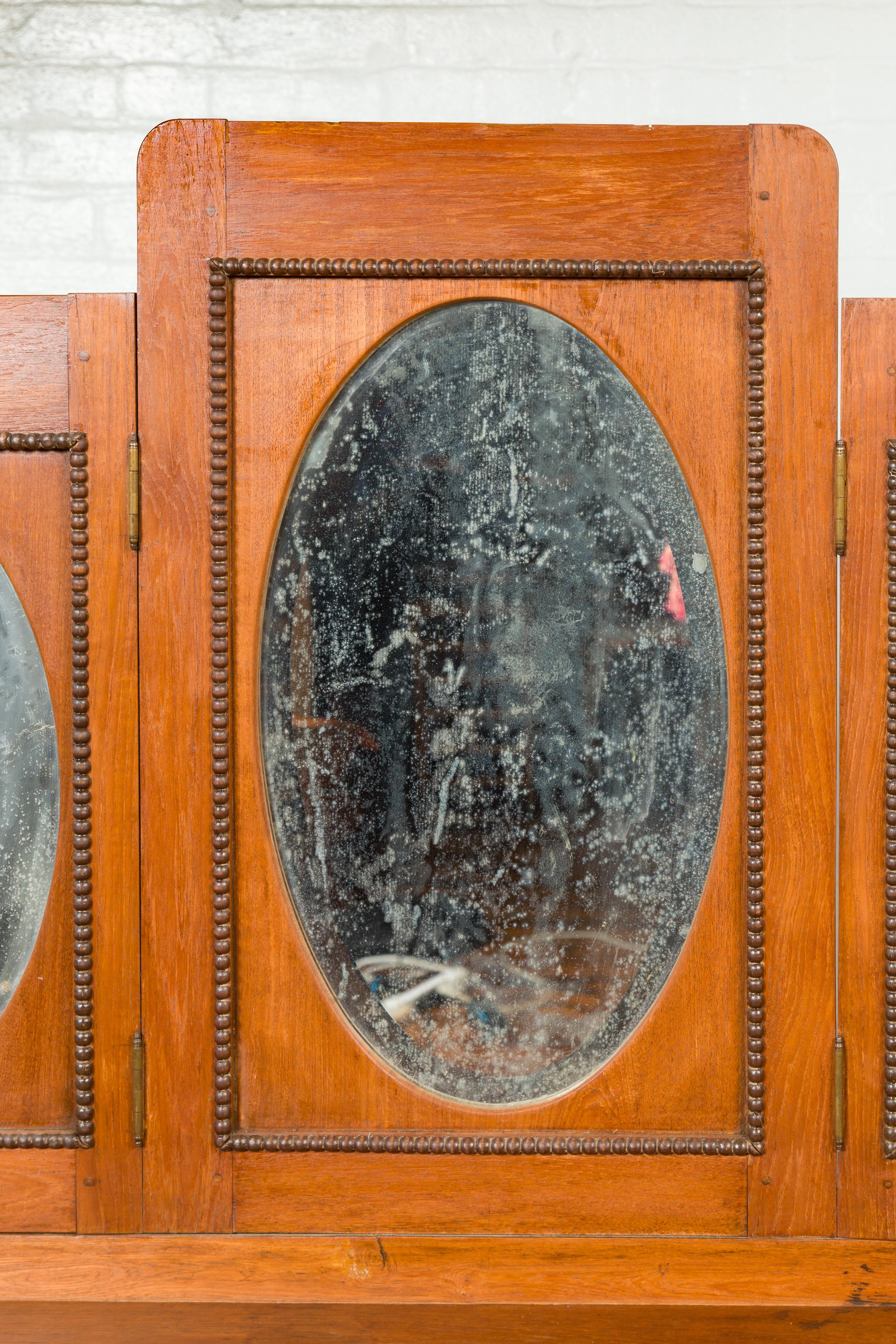 Vieille coiffeuse pour femme avec panneaux de miroir:: tiroir unique et étagère inférieure en vente 2