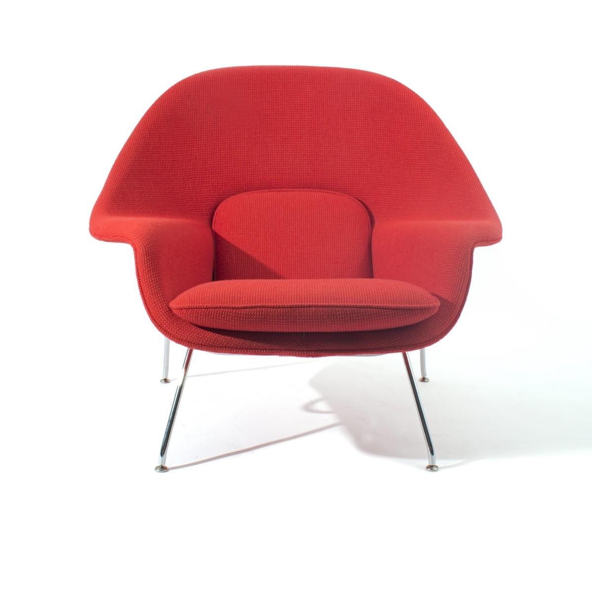 A vintage Womb chair by Eero Saarinen for Knoll with chrome base. Offered in COM.

USA, circa 2000-2010. Signed.

Measures: Seat height 16.5 inches.