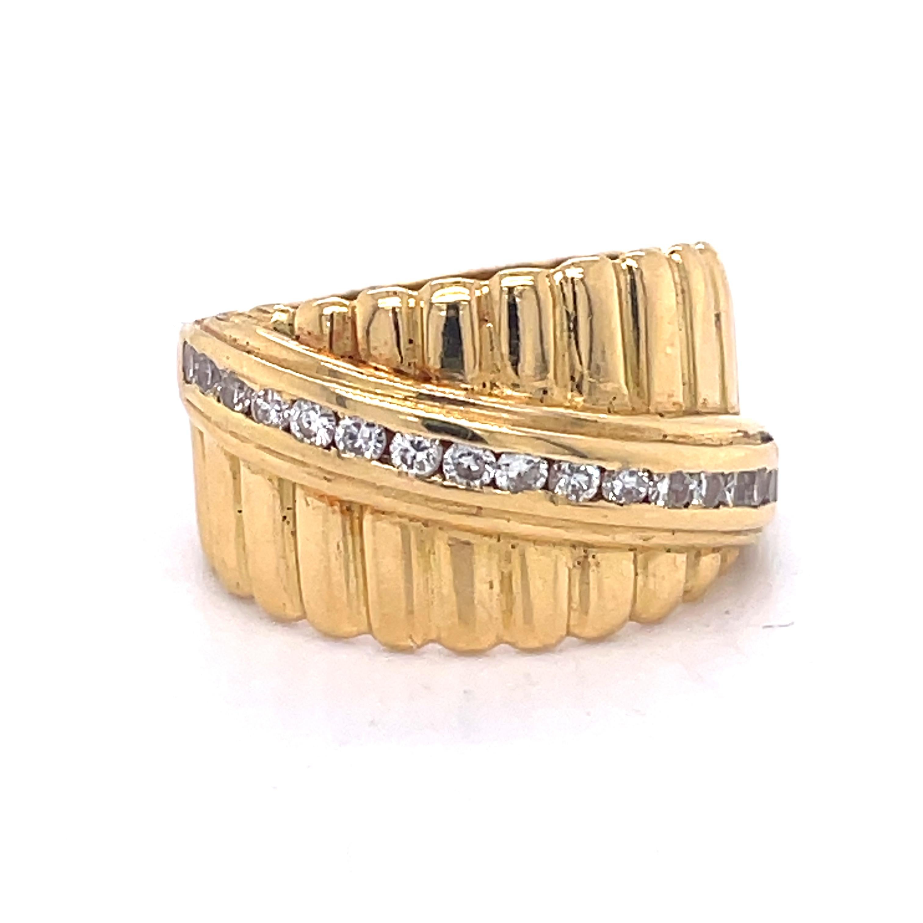 Vintage Women Wedding Band, 0.30CT Diamond, 18k Yellow Gold, Gold Statement Ring In Excellent Condition For Sale In Ramat Gan, IL