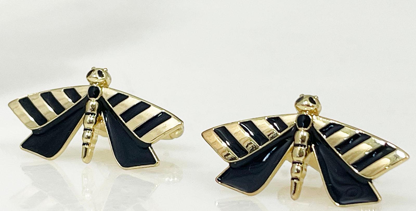 Bijou-Set für Frauen von Anne Fontaine, Italien

Ein Set aus offenem Armband, Brosche und Manschettenknöpfen aus Gold und schwarzer Emaille für Damen, entworfen von Anne Fontaine, Italien. Ein komplettes Set aus Brosche und Manschettenknöpfen in
