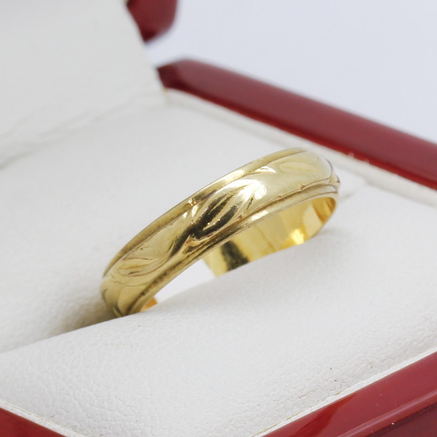 Vintage 18ct Yellow gold ring (fancy band) 
Marked 18CT
Width 4.2mm
Thickness 1.3mm
Weight 3.55 grams
Ring size N